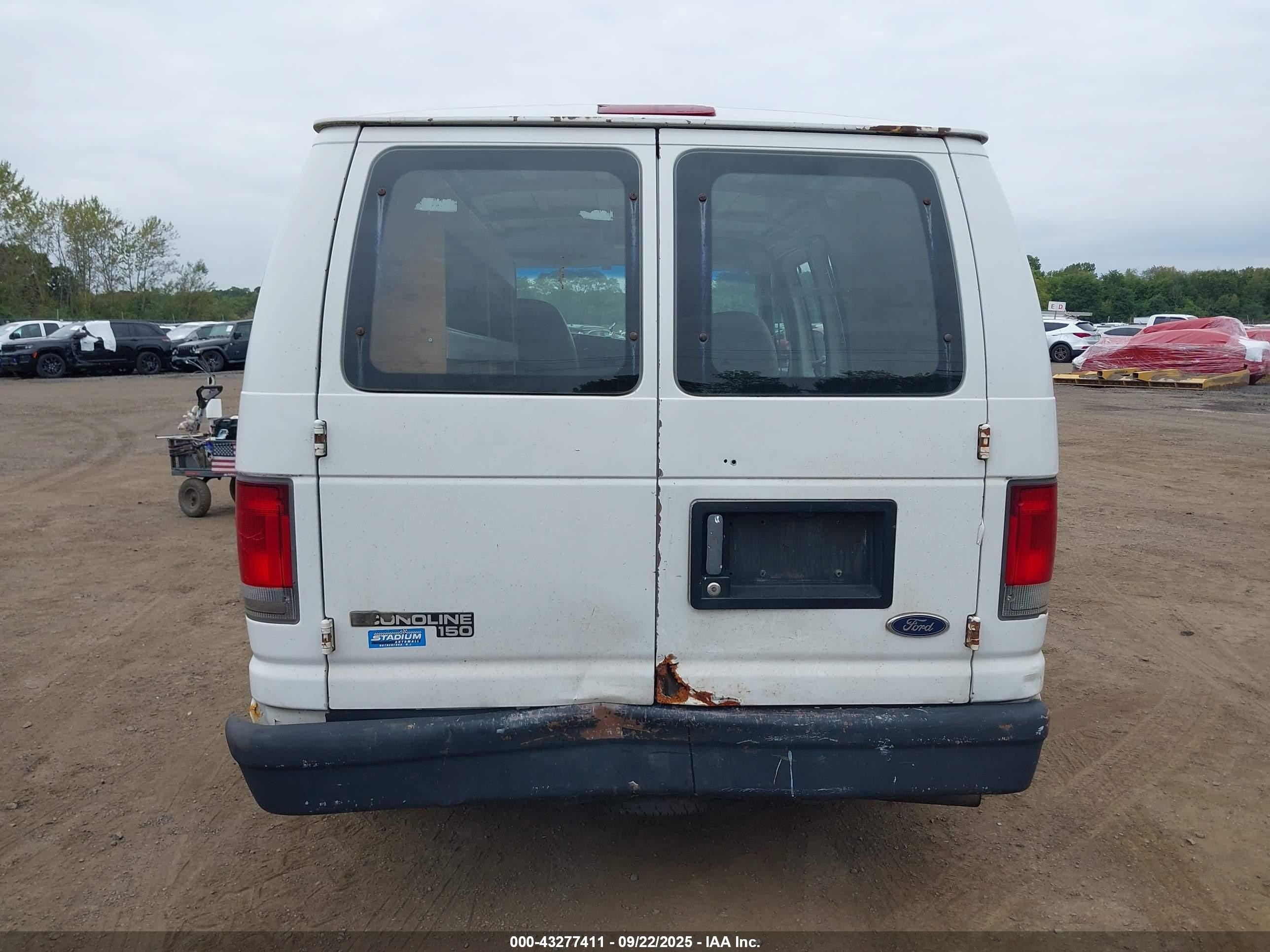1998 Ford Econoline Commercial/recreational White vin: 1FTRE1427WHB61773