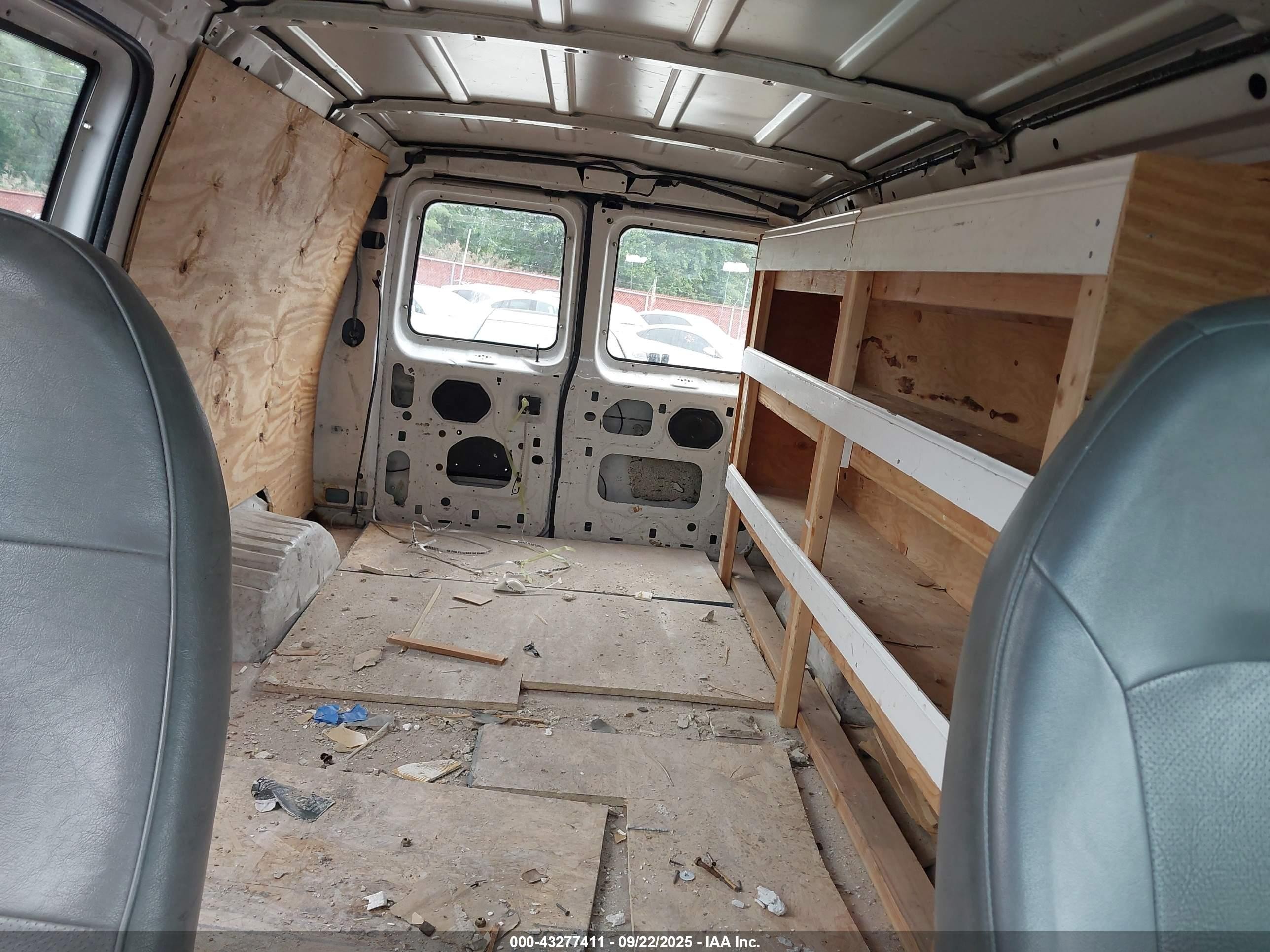 1998 Ford Econoline Commercial/recreational White vin: 1FTRE1427WHB61773