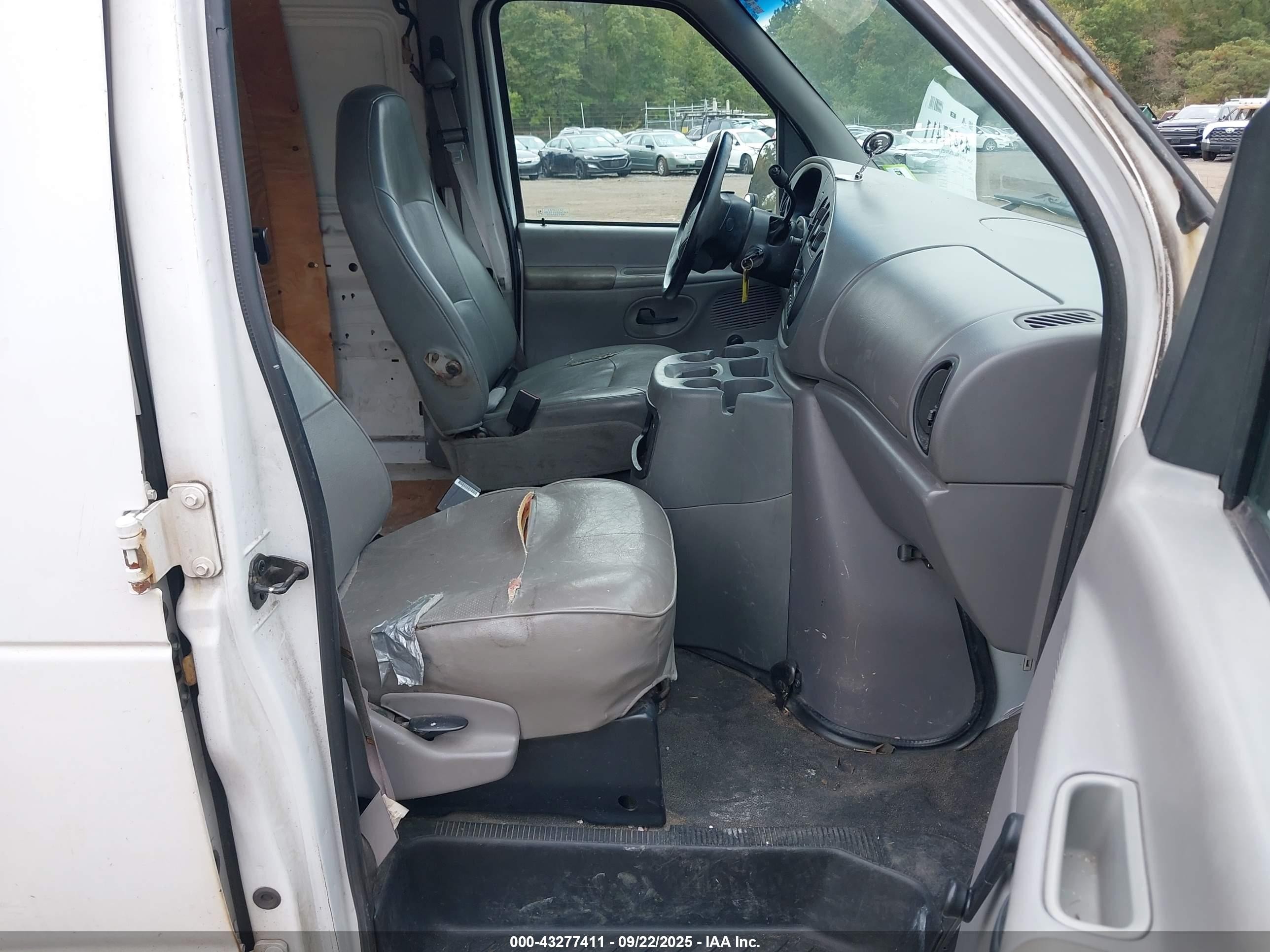 1998 Ford Econoline Commercial/recreational White vin: 1FTRE1427WHB61773
