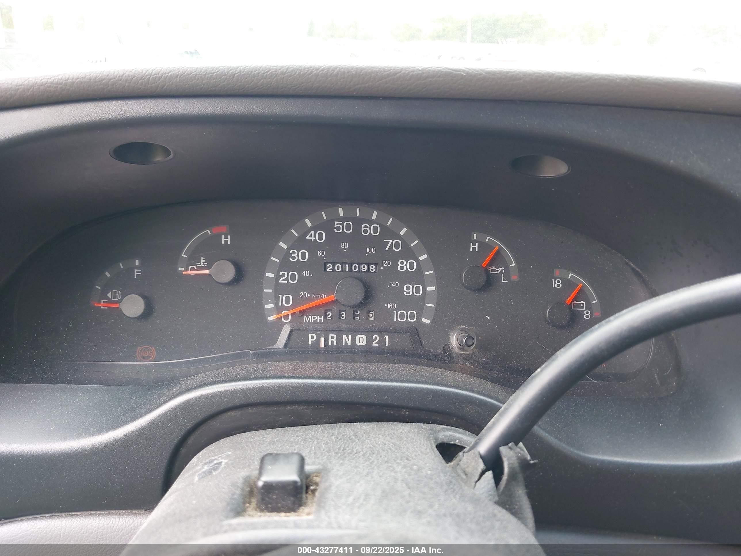 1998 Ford Econoline Commercial/recreational White vin: 1FTRE1427WHB61773