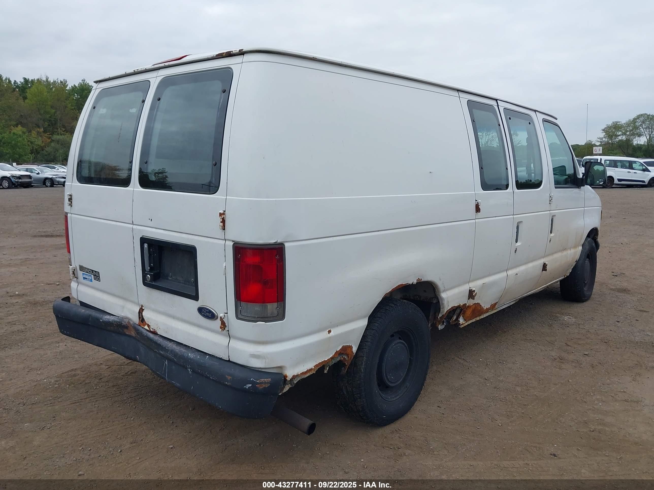 1998 Ford Econoline Commercial/recreational White vin: 1FTRE1427WHB61773