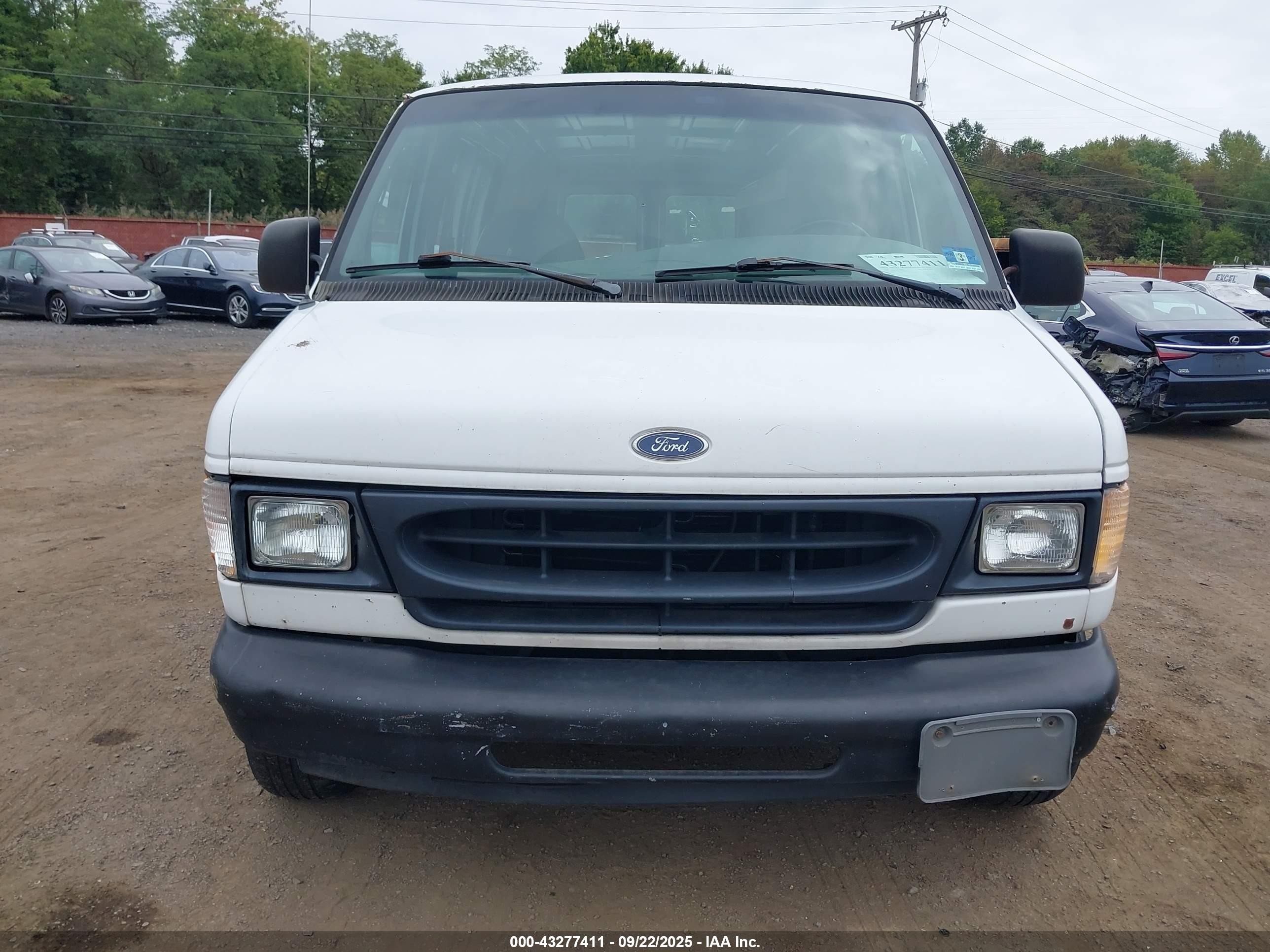 1998 Ford Econoline Commercial/recreational White vin: 1FTRE1427WHB61773