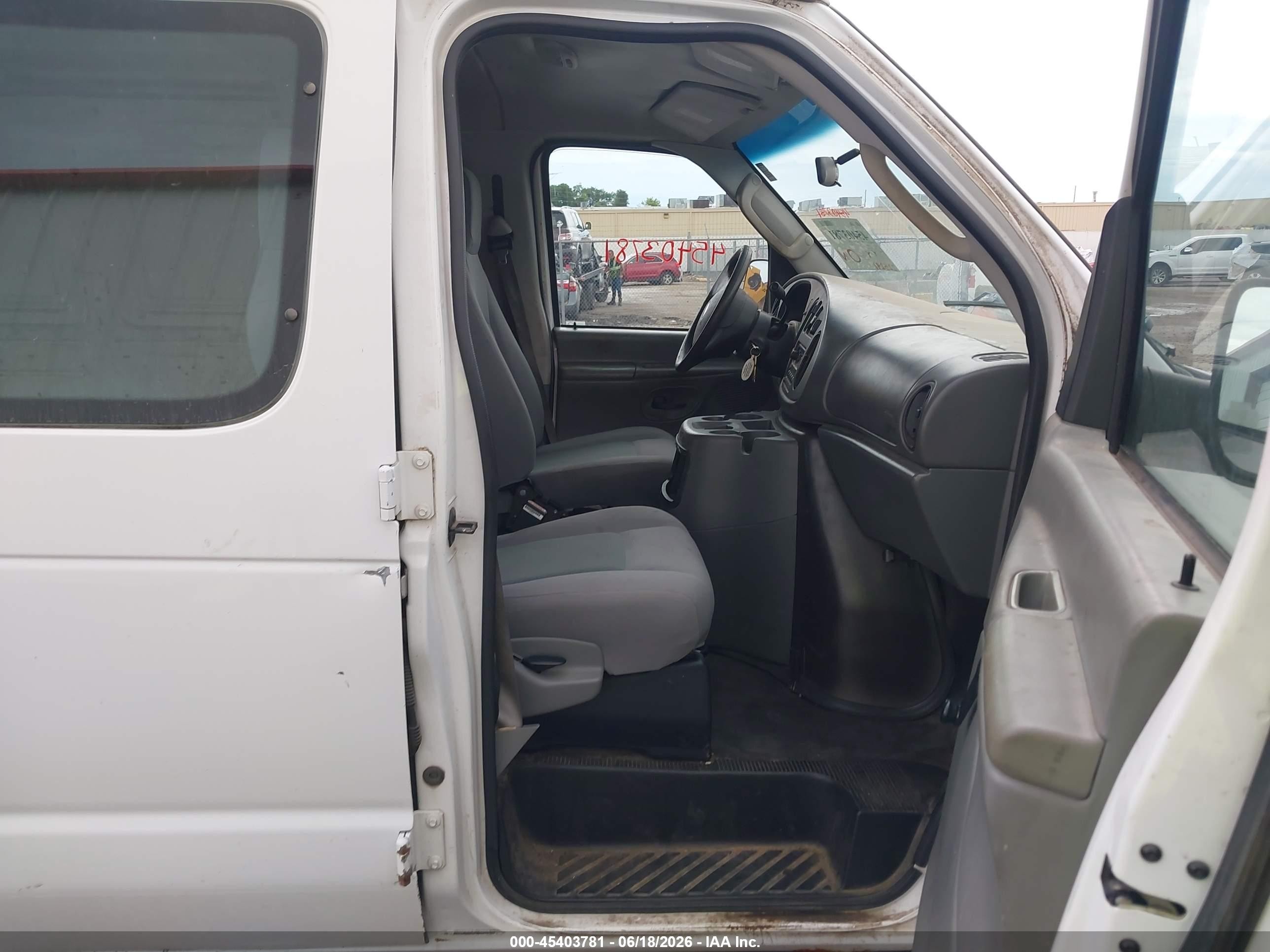 2003 Ford E-150 Commercial White vin: 1FTRE14283HB60417