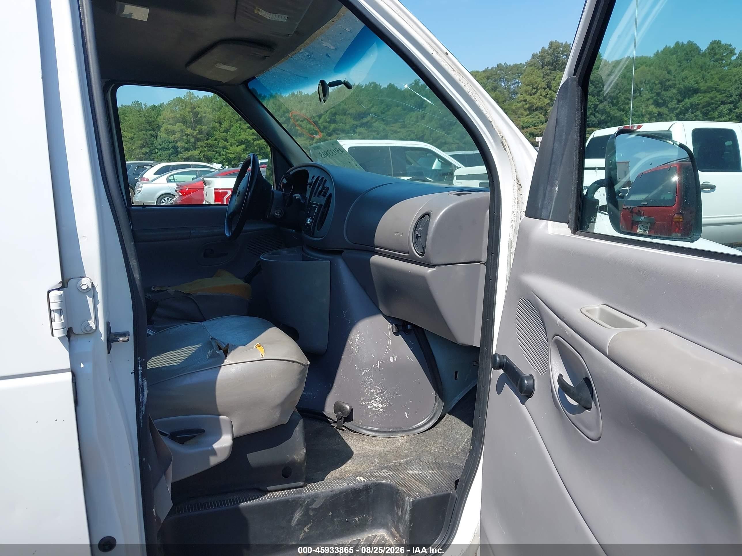 1999 Ford E-150 Commercial/recreational White vin: 1FTRE1428XHC35106