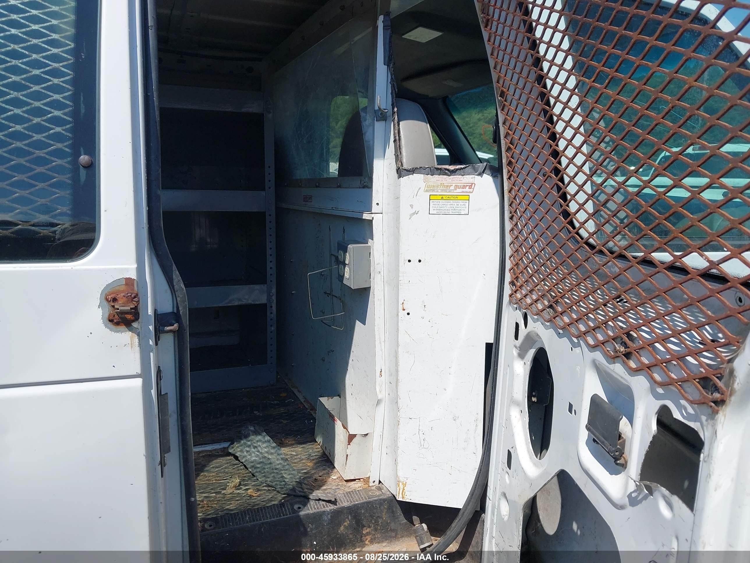 1999 Ford E-150 Commercial/recreational White vin: 1FTRE1428XHC35106