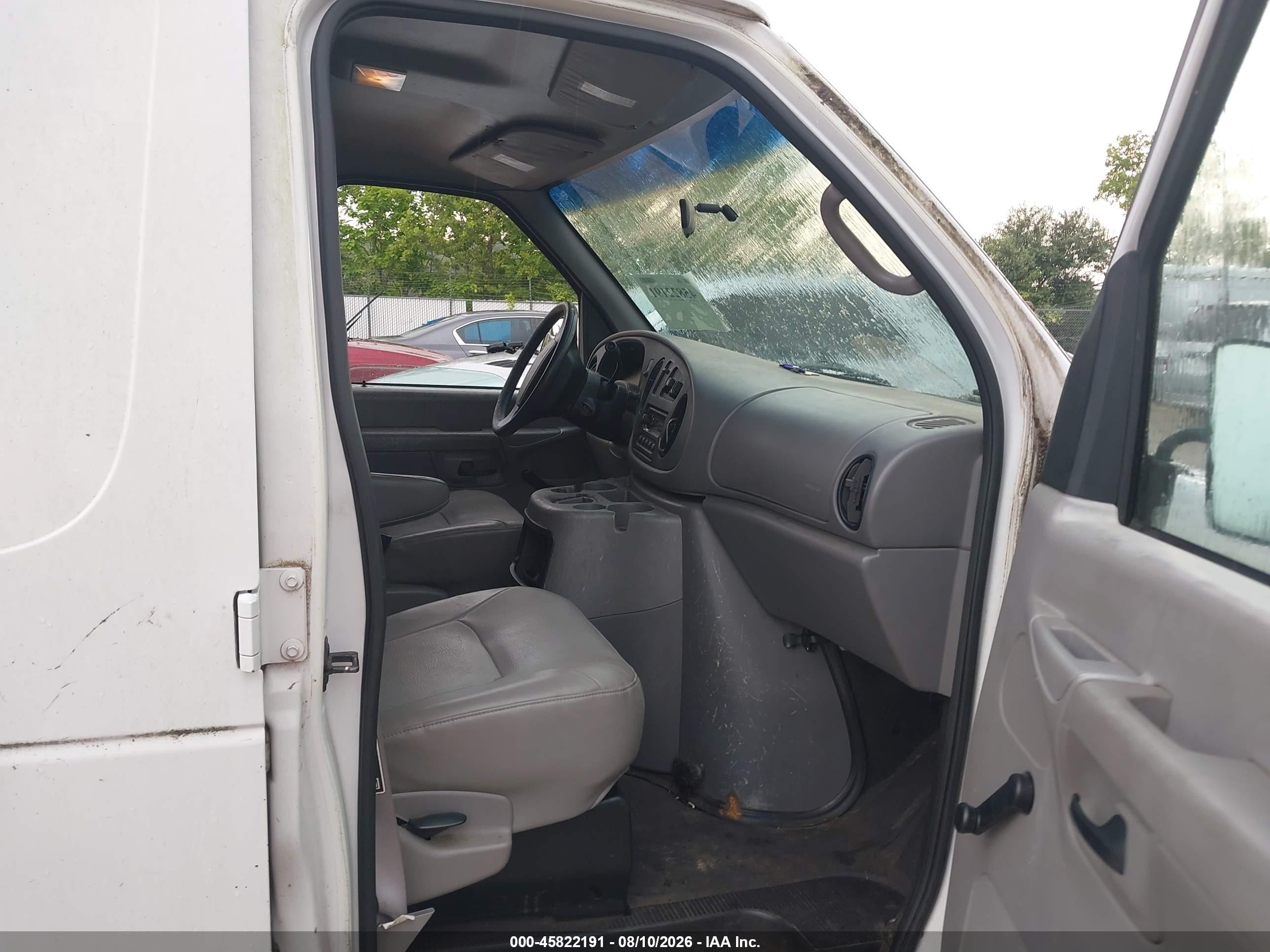 2002 Ford E-150 Commercial/recreational White vin: 1FTRE142X2HB24744