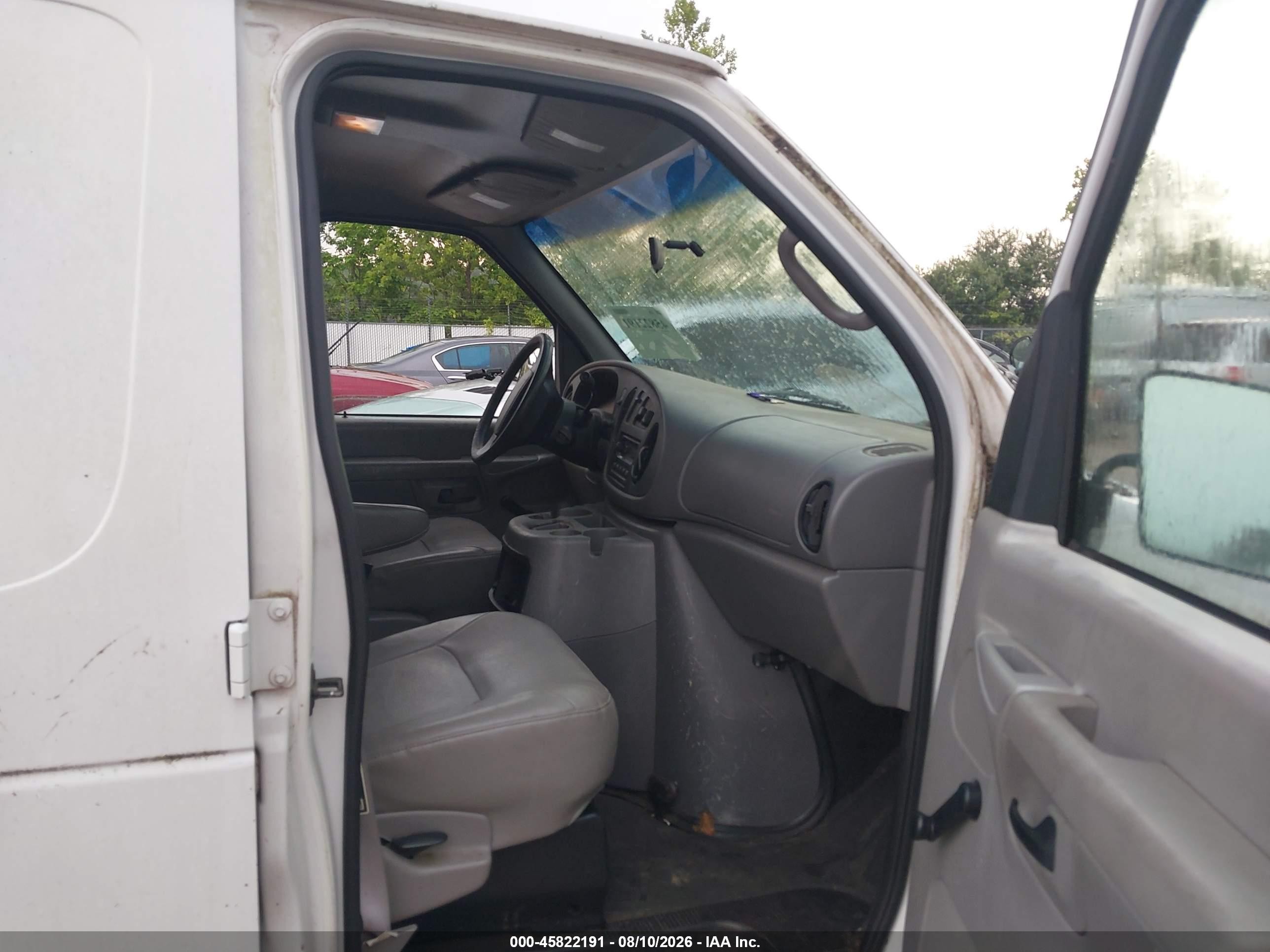 2002 Ford E-150 Commercial/recreational White vin: 1FTRE142X2HB24744