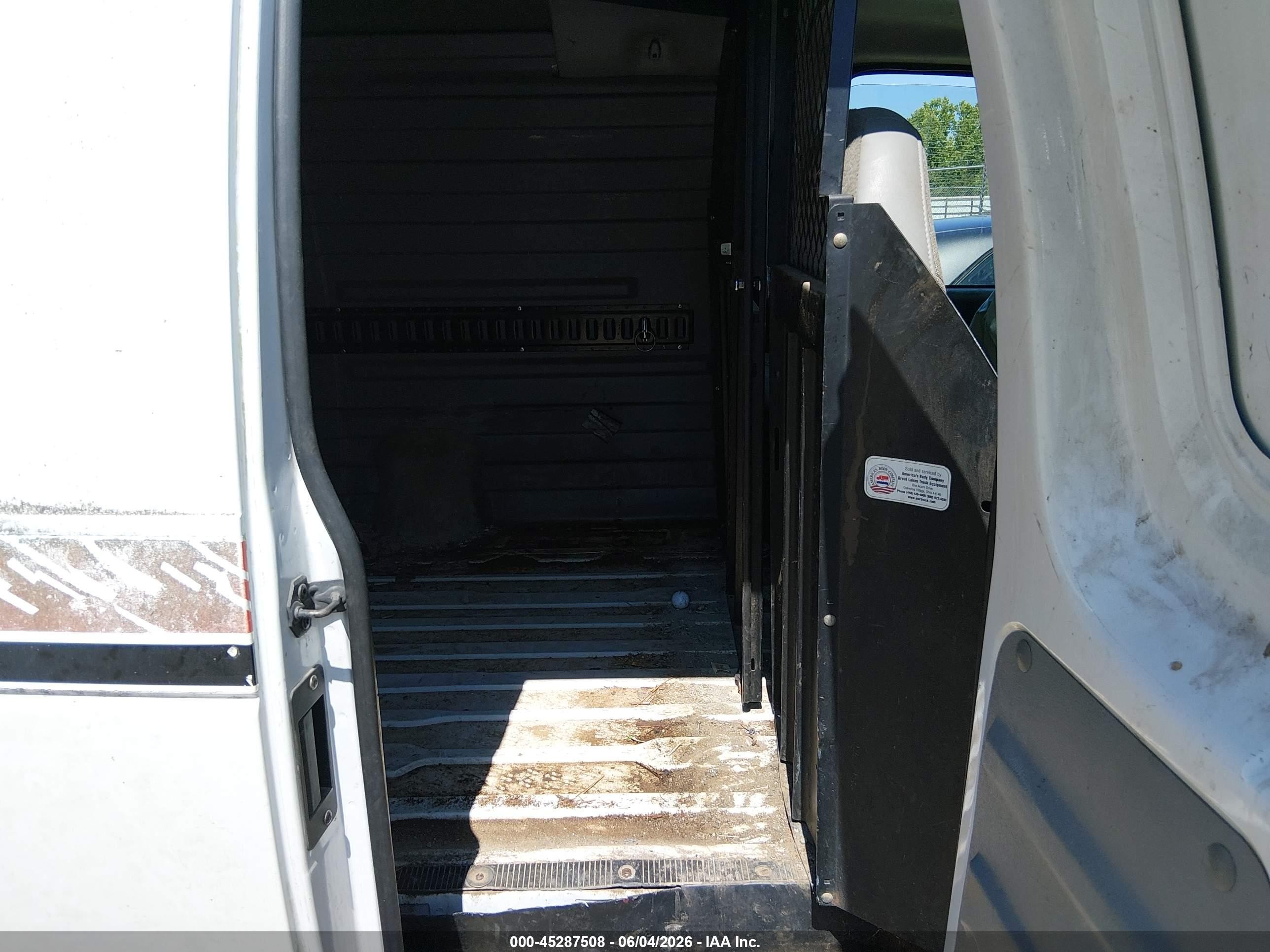 2003 Ford E-150 Commercial White vin: 1FTRE142X3HA45074