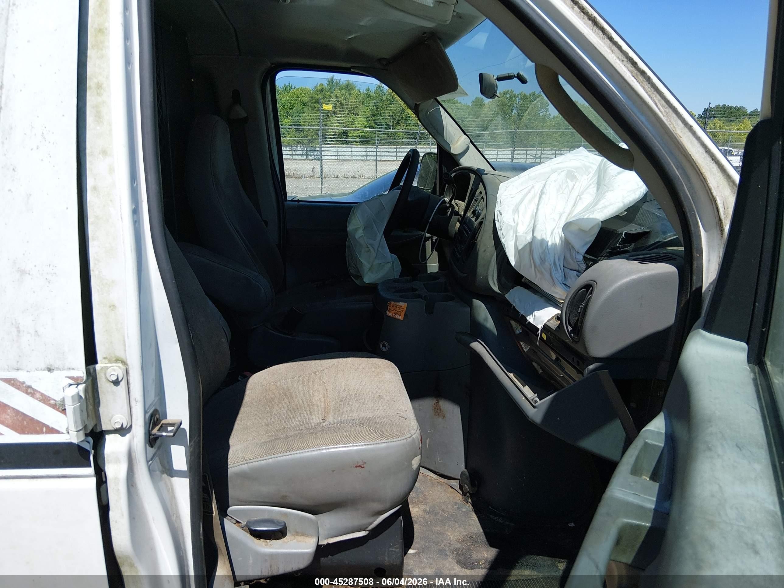 2003 Ford E-150 Commercial White vin: 1FTRE142X3HA45074