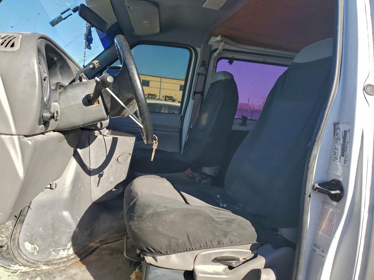 1998 Ford Econoline E150 Van Белый vin: 1FTRE1460WHA33667