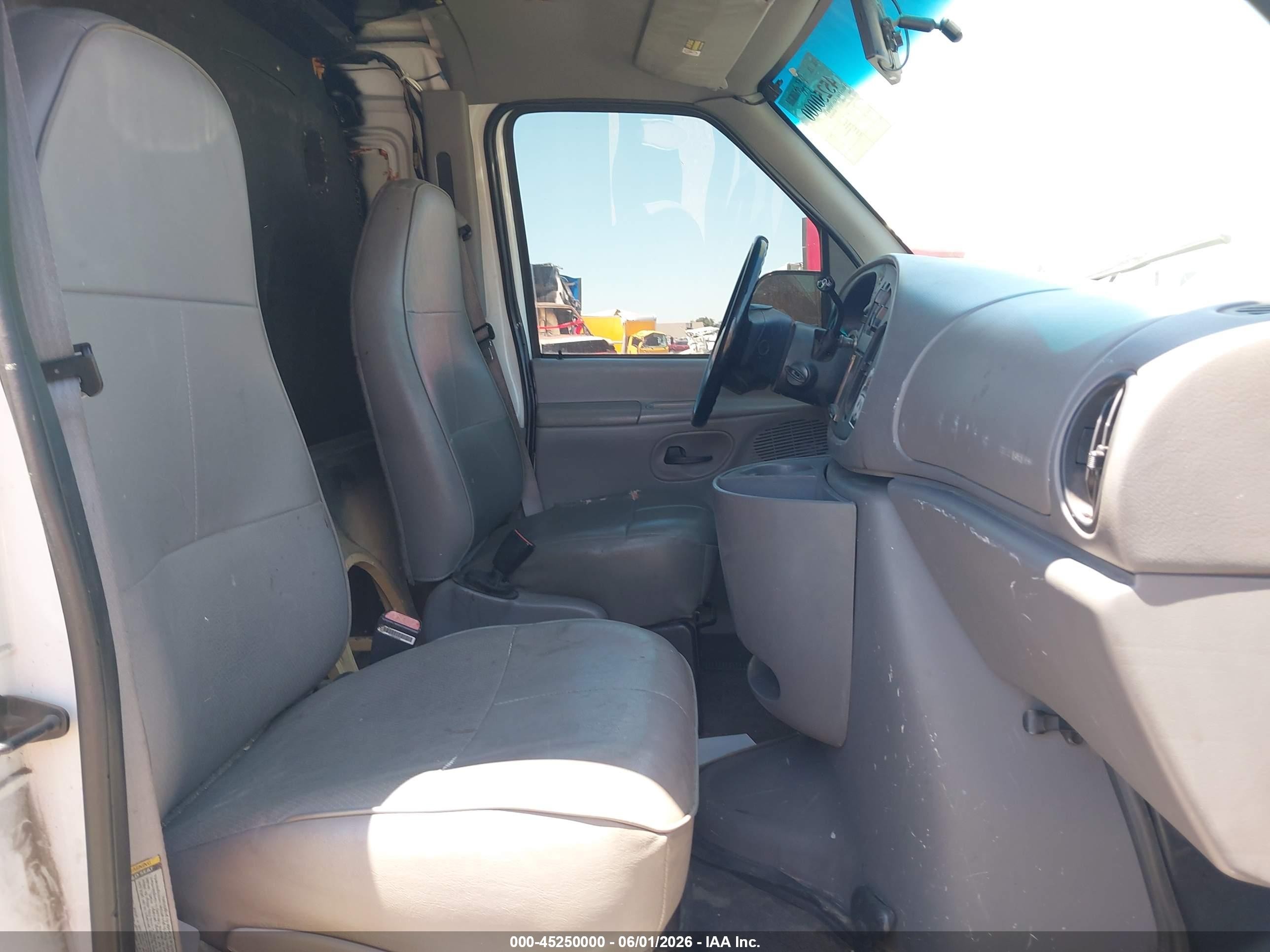 1998 Ford Econoline Commercial/recreational White vin: 1FTRE1466WHA49713