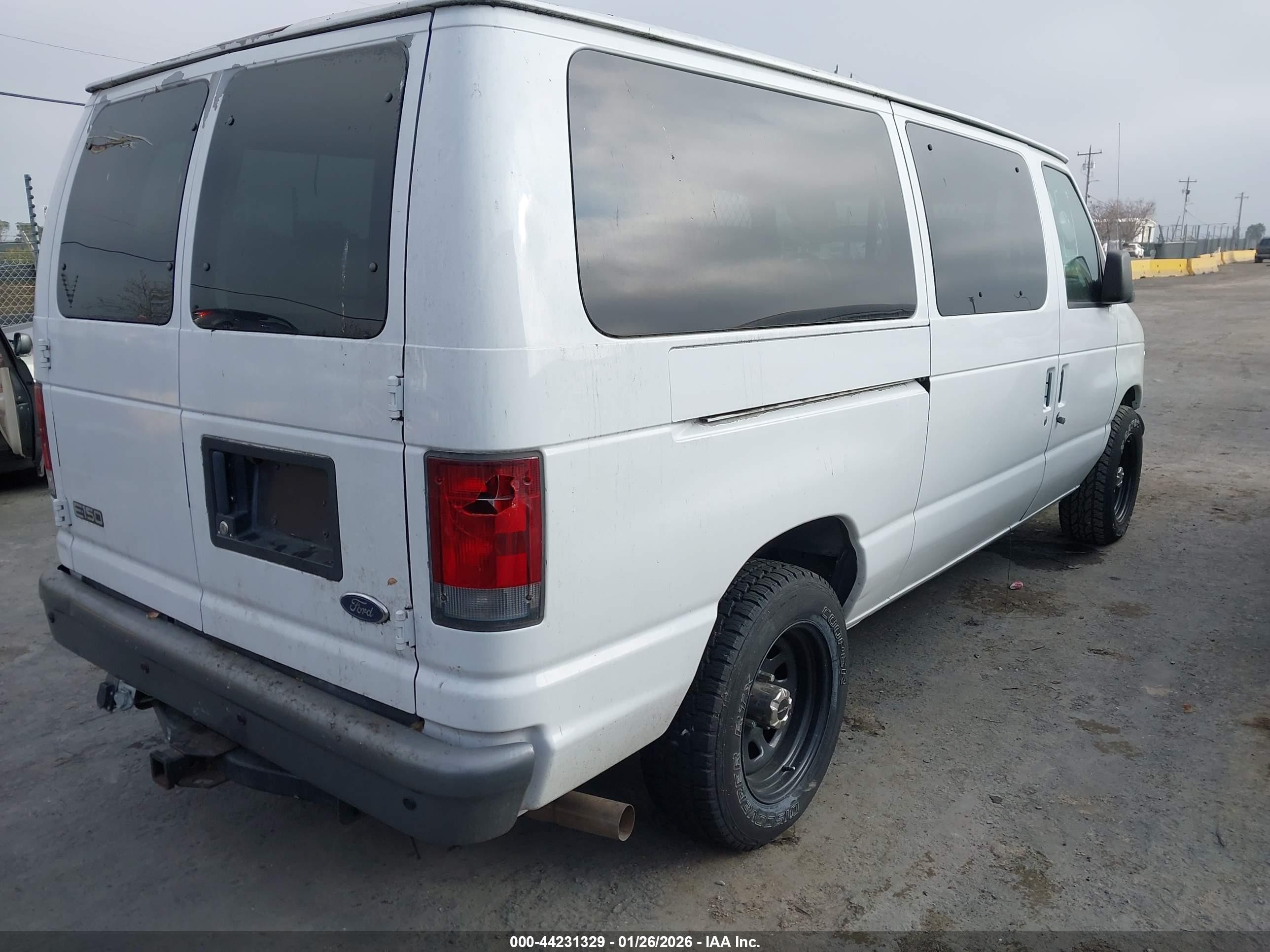2005 Ford E-150 Commercial/recreational White vin: 1FTRE14L45HA18691