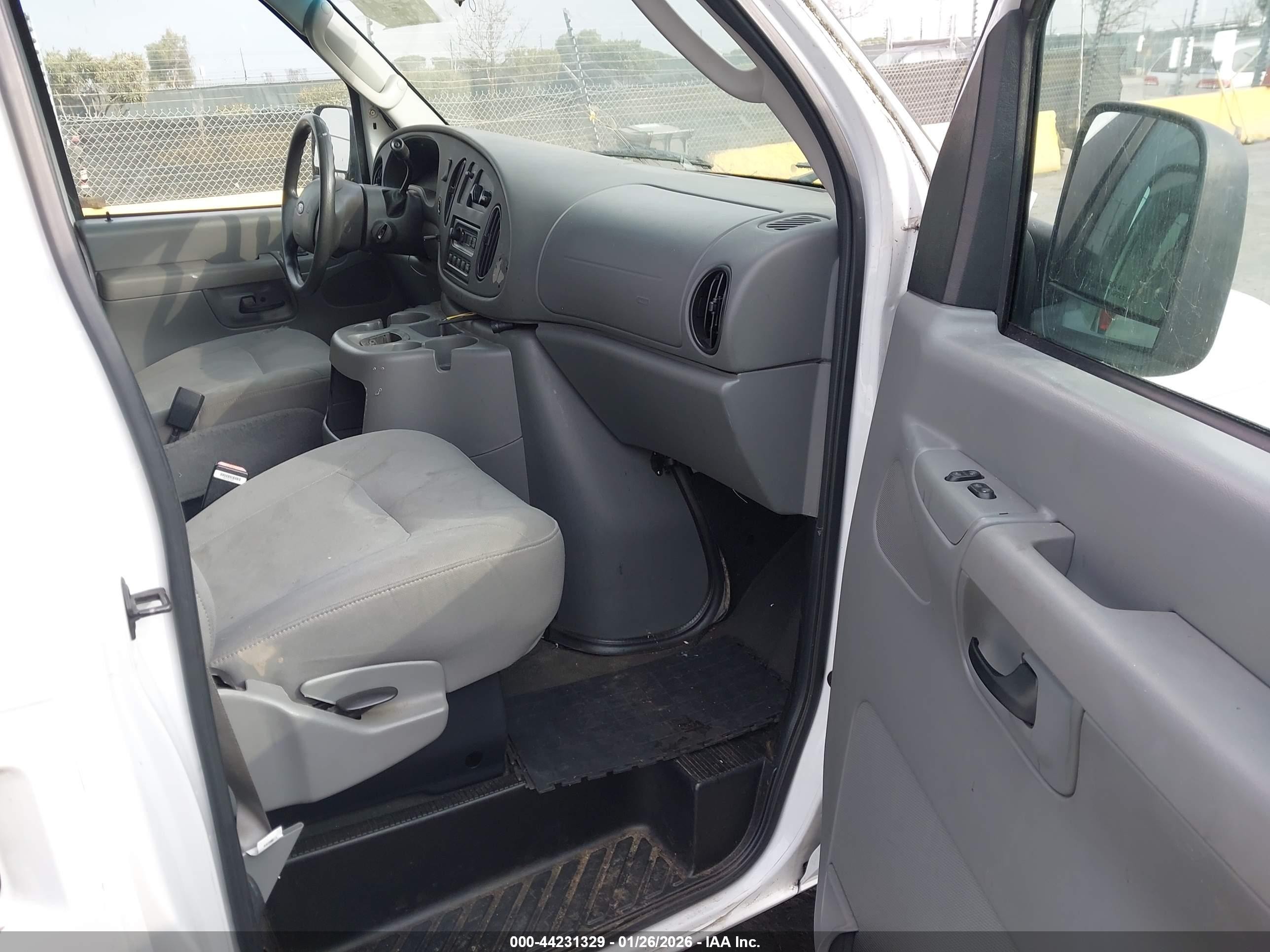 2005 Ford E-150 Commercial/recreational White vin: 1FTRE14L45HA18691