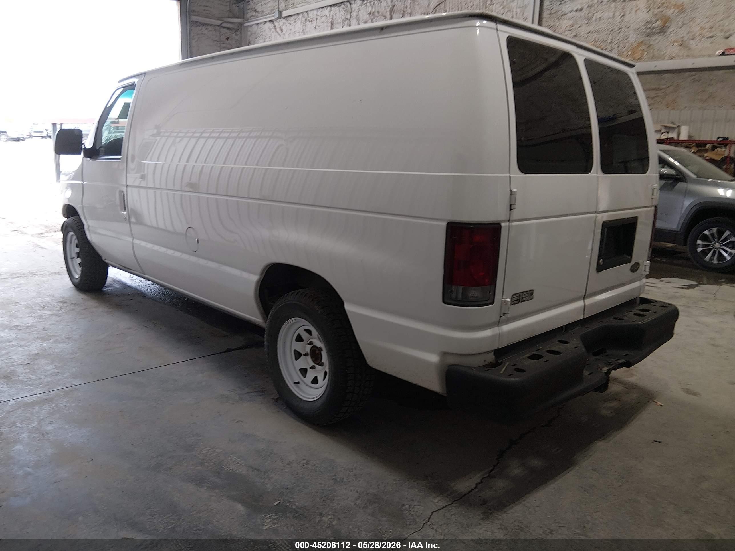 2002 Ford E-150 Commercial/recreational White vin: 1FTRE14W02HA77565