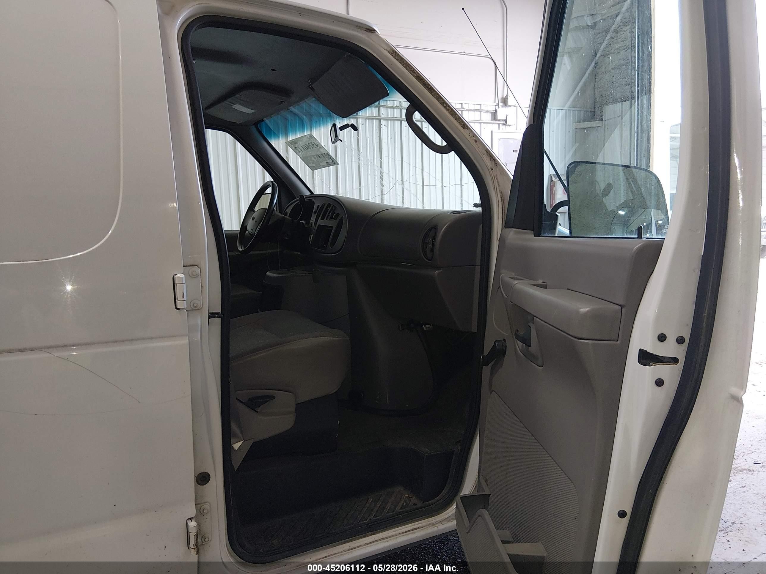 2002 Ford E-150 Commercial/recreational White vin: 1FTRE14W02HA77565