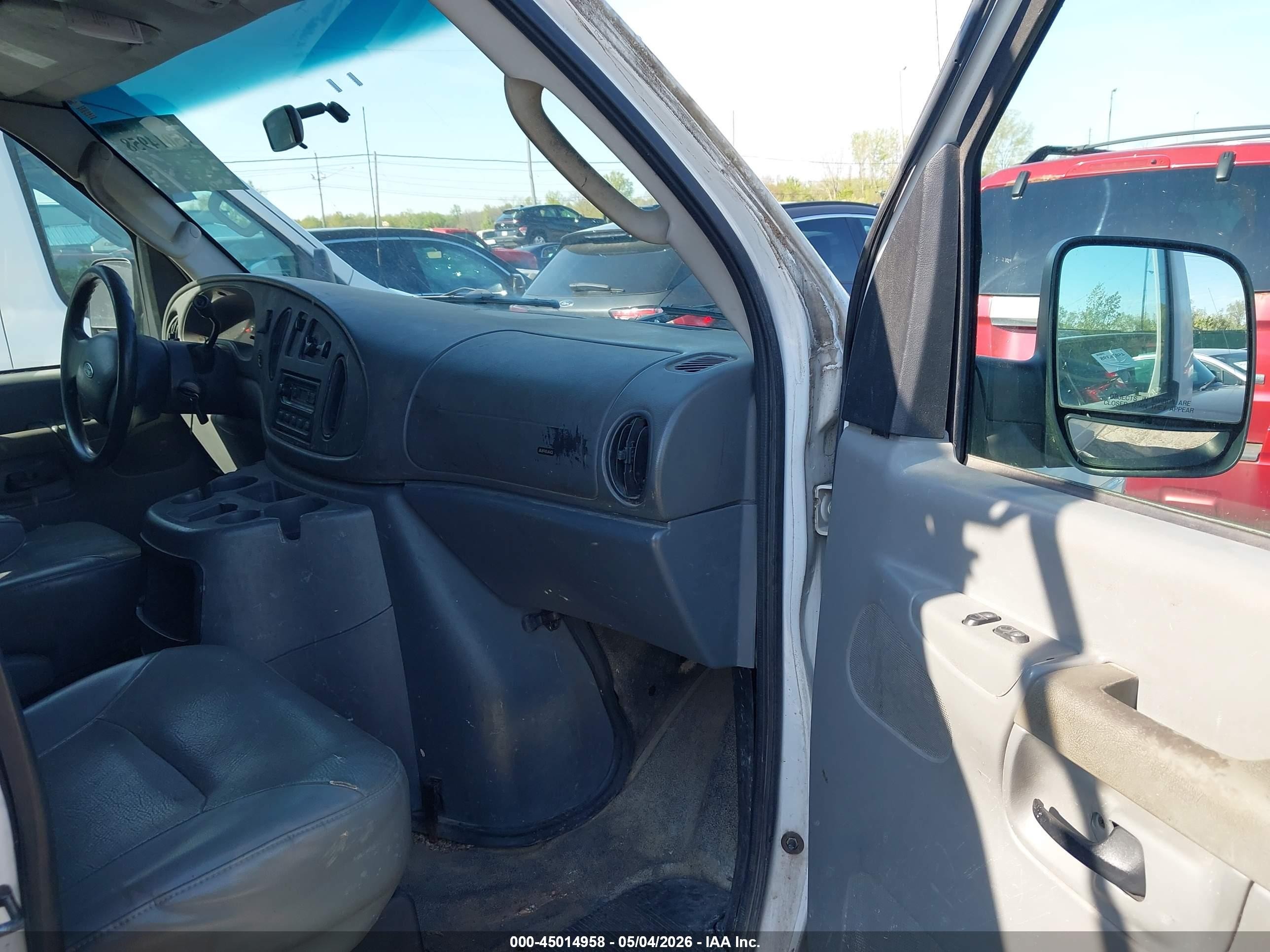 2004 Ford E-150 Commercial/recreational White vin: 1FTRE14W14HA43850
