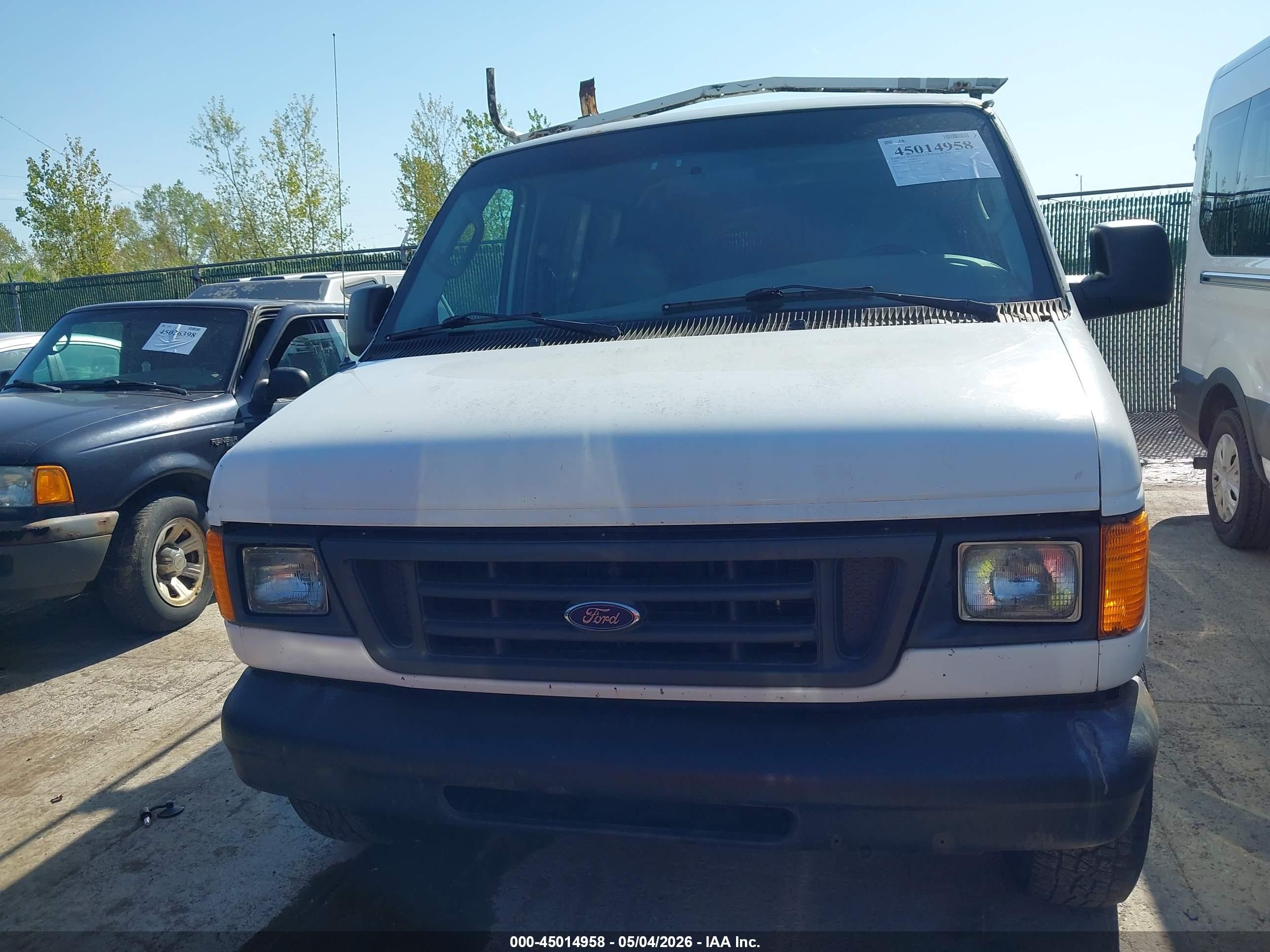 2004 Ford E-150 Commercial/recreational White vin: 1FTRE14W14HA43850
