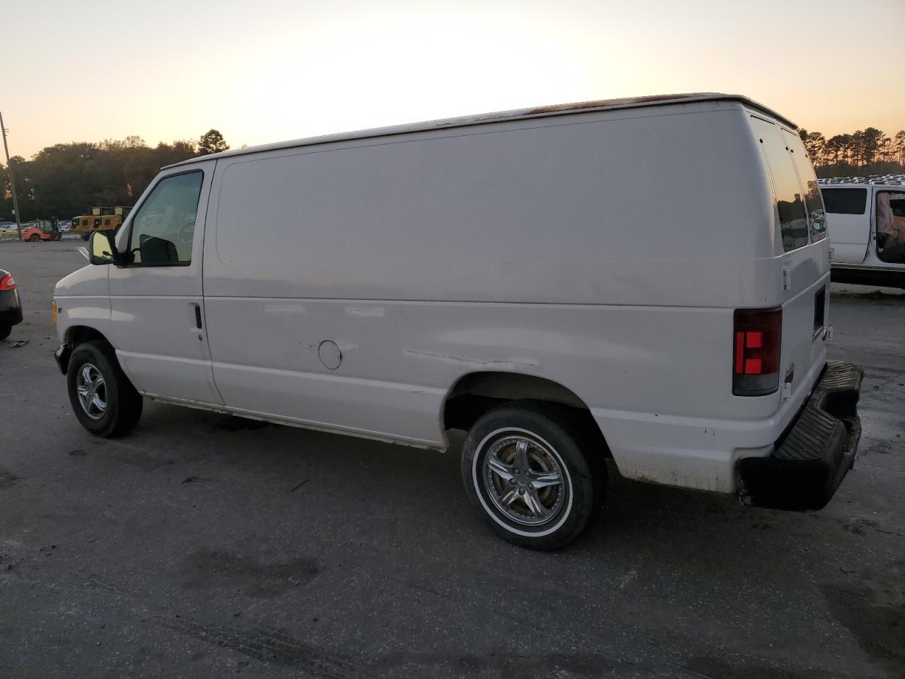 2001 Ford Econoline E150 Van White vin: 1FTRE14W21HB64477