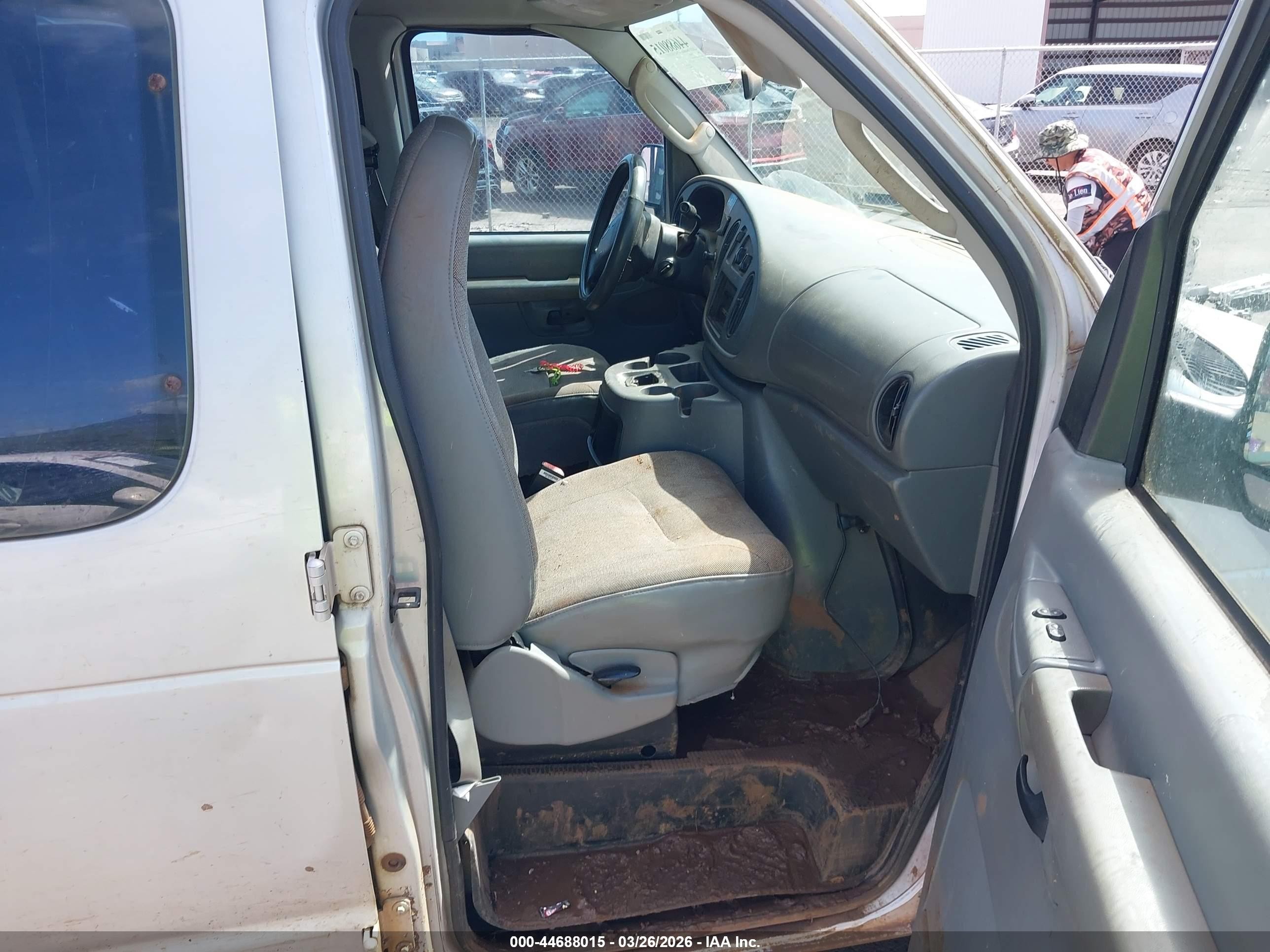 2004 Ford E-150   Silver vin: 1FTRE14W24HB54651