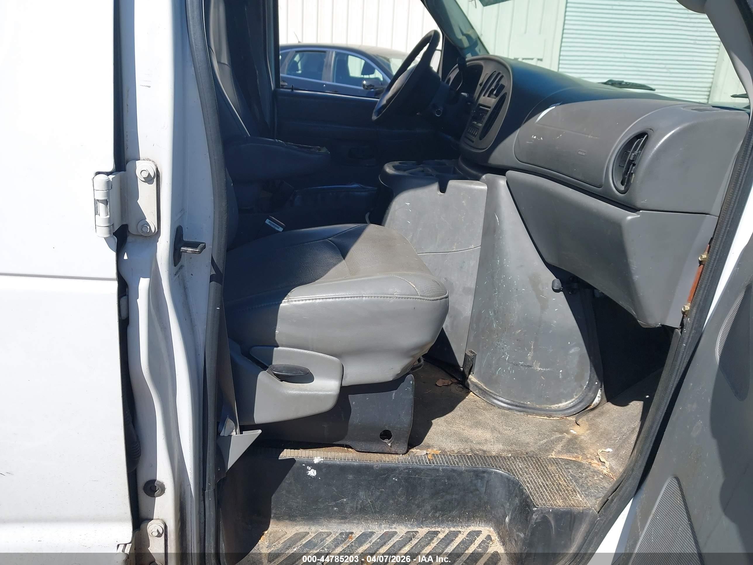 2005 Ford E-150 Commercial/recreational White vin: 1FTRE14W25HA00958