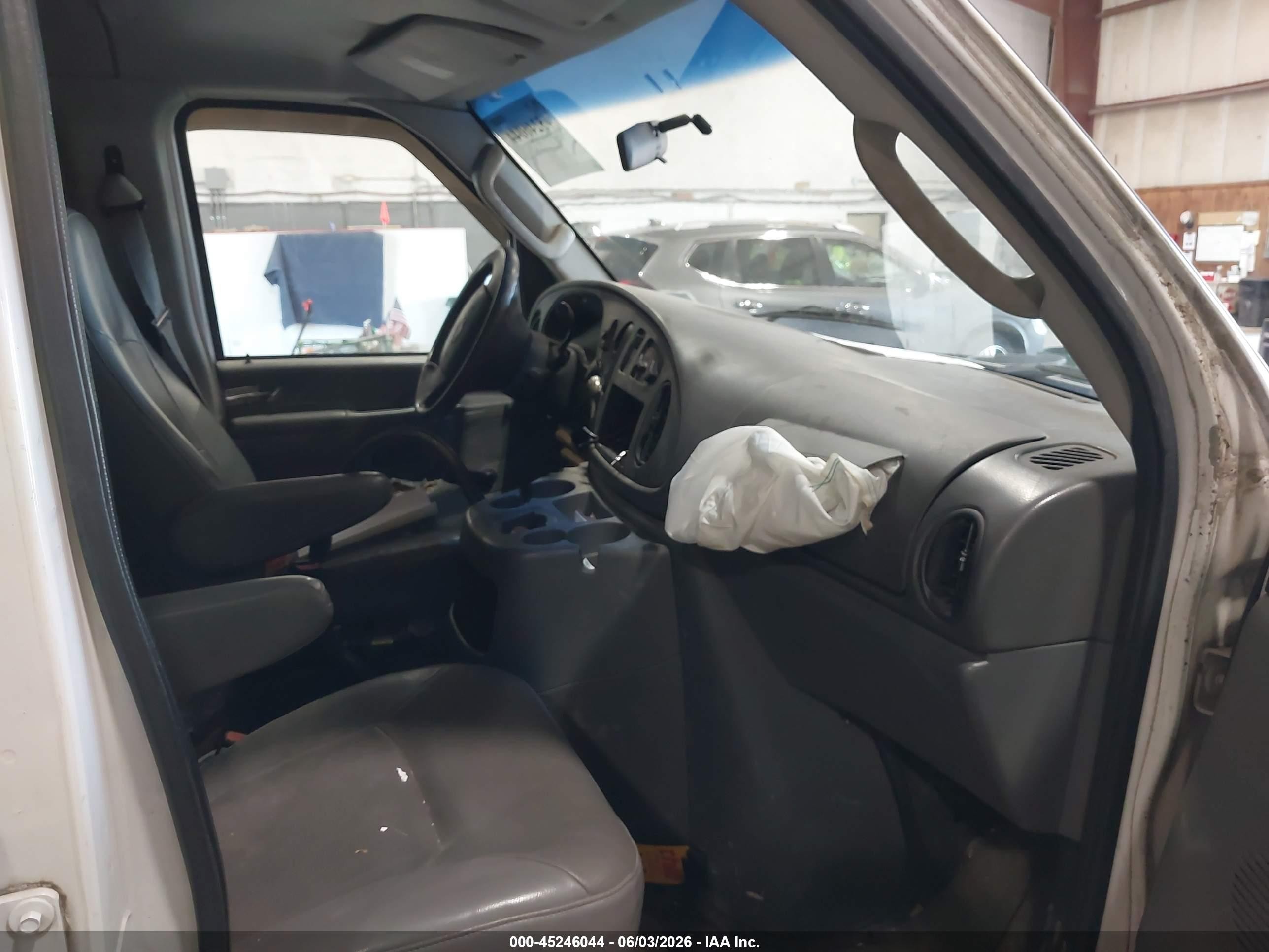 2004 Ford E-150 Commercial/recreational Белый vin: 1FTRE14W34HA37547