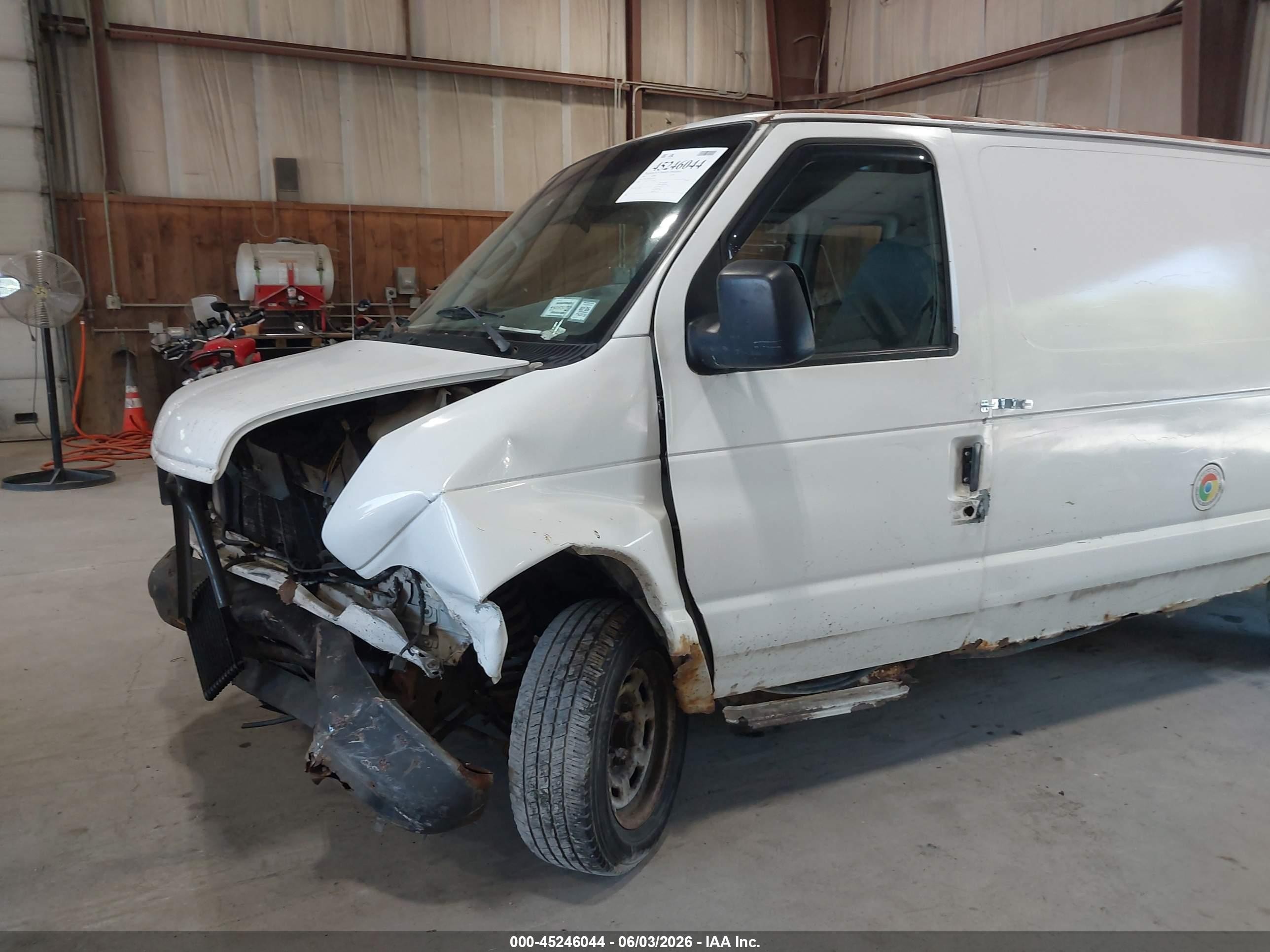 2004 Ford E-150 Commercial/recreational Белый vin: 1FTRE14W34HA37547