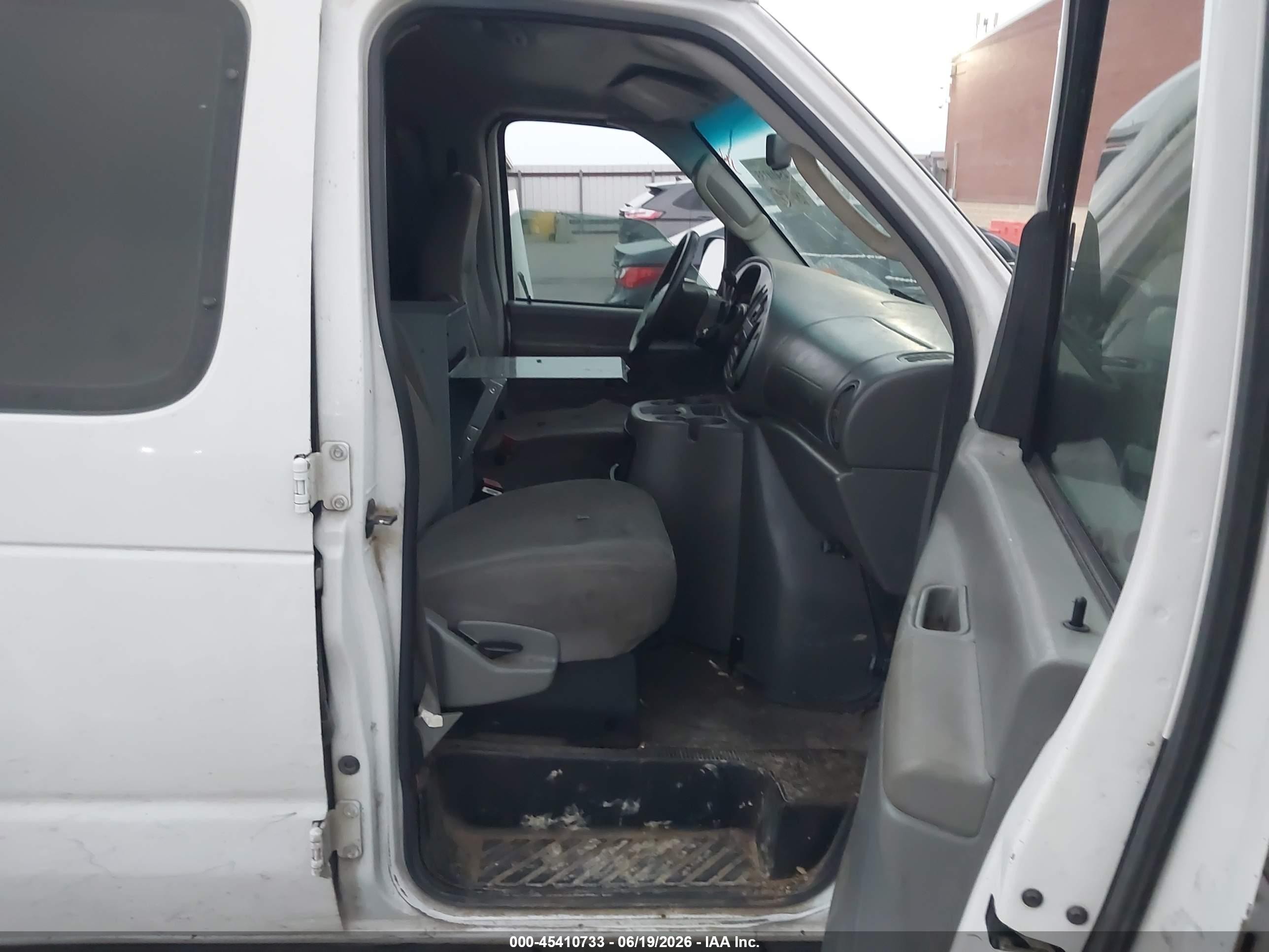 2005 Ford E-150 Commercial/recreational White vin: 1FTRE14W45HA68999