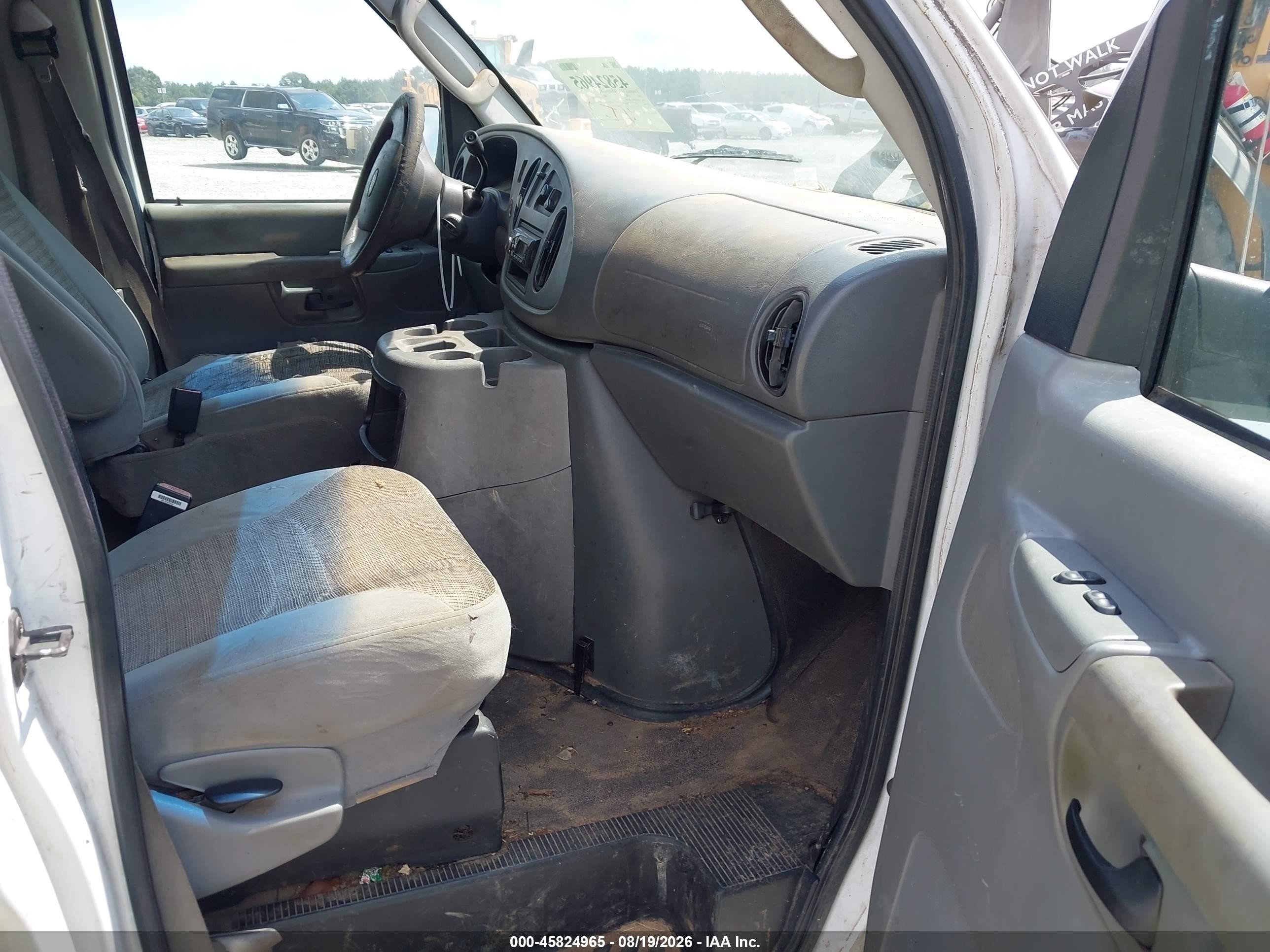 2005 Ford E-150 Commercial/recreational White vin: 1FTRE14W45HB17604