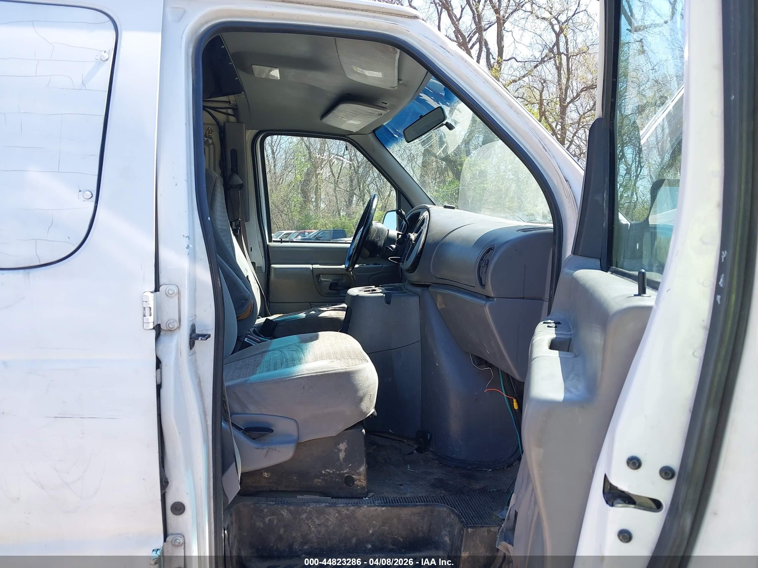 2000 Ford E-150 Commercial/recreational White vin: 1FTRE14W5YHA16933