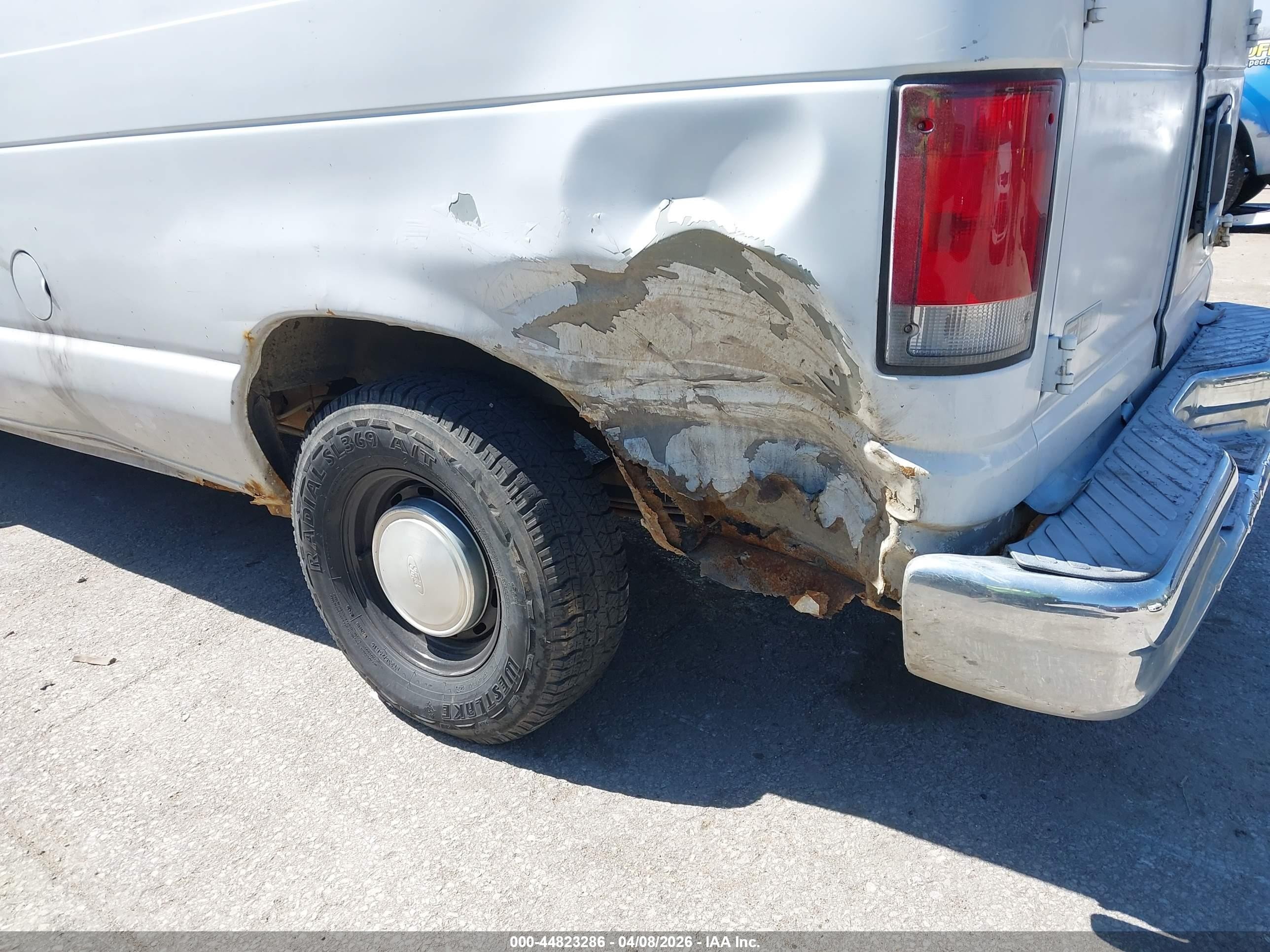2000 Ford E-150 Commercial/recreational White vin: 1FTRE14W5YHA16933
