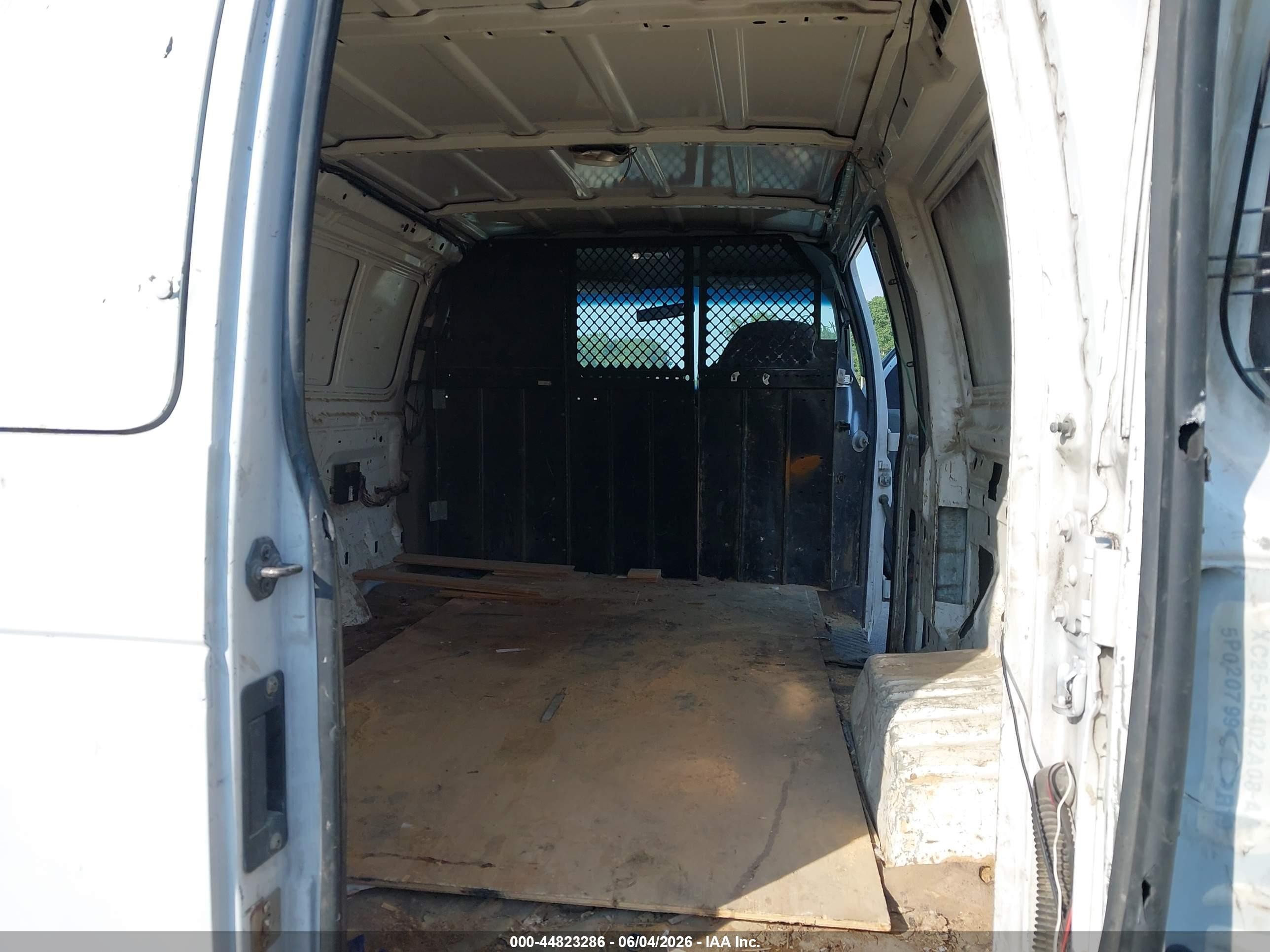 2000 Ford E-150 Commercial/recreational White vin: 1FTRE14W5YHA16933