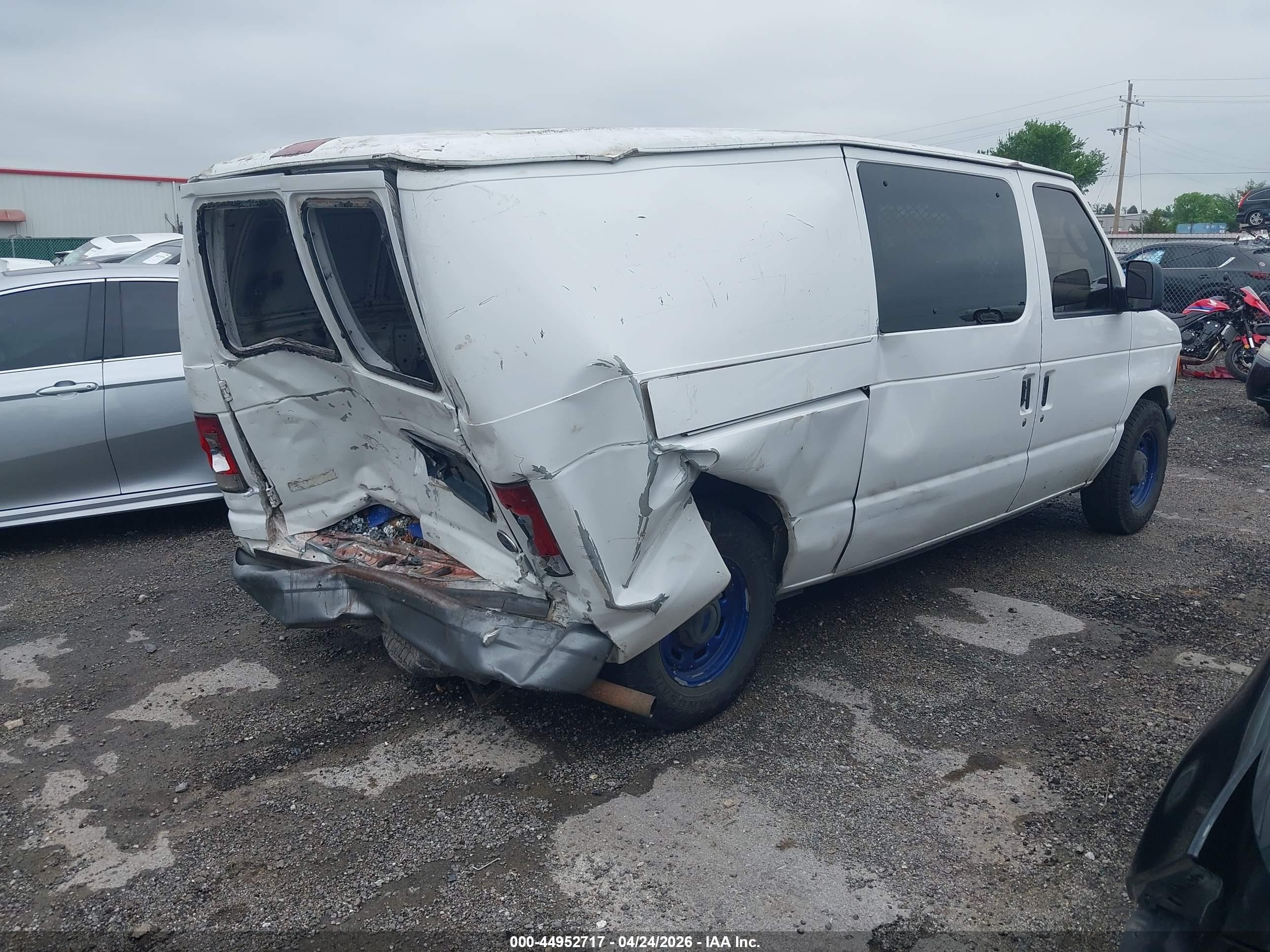 2004 Ford E-150 Commercial/recreational Белый vin: 1FTRE14W64HB41949