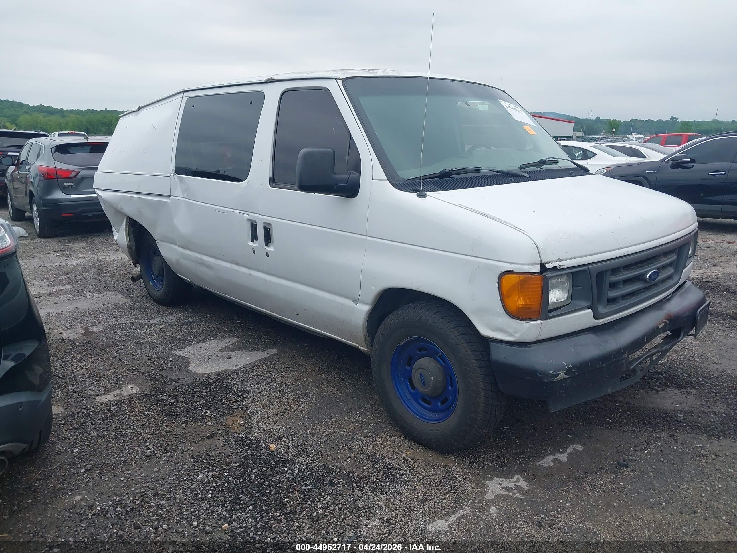 2004 Ford E-150 Commercial/recreational Белый vin: 1FTRE14W64HB41949