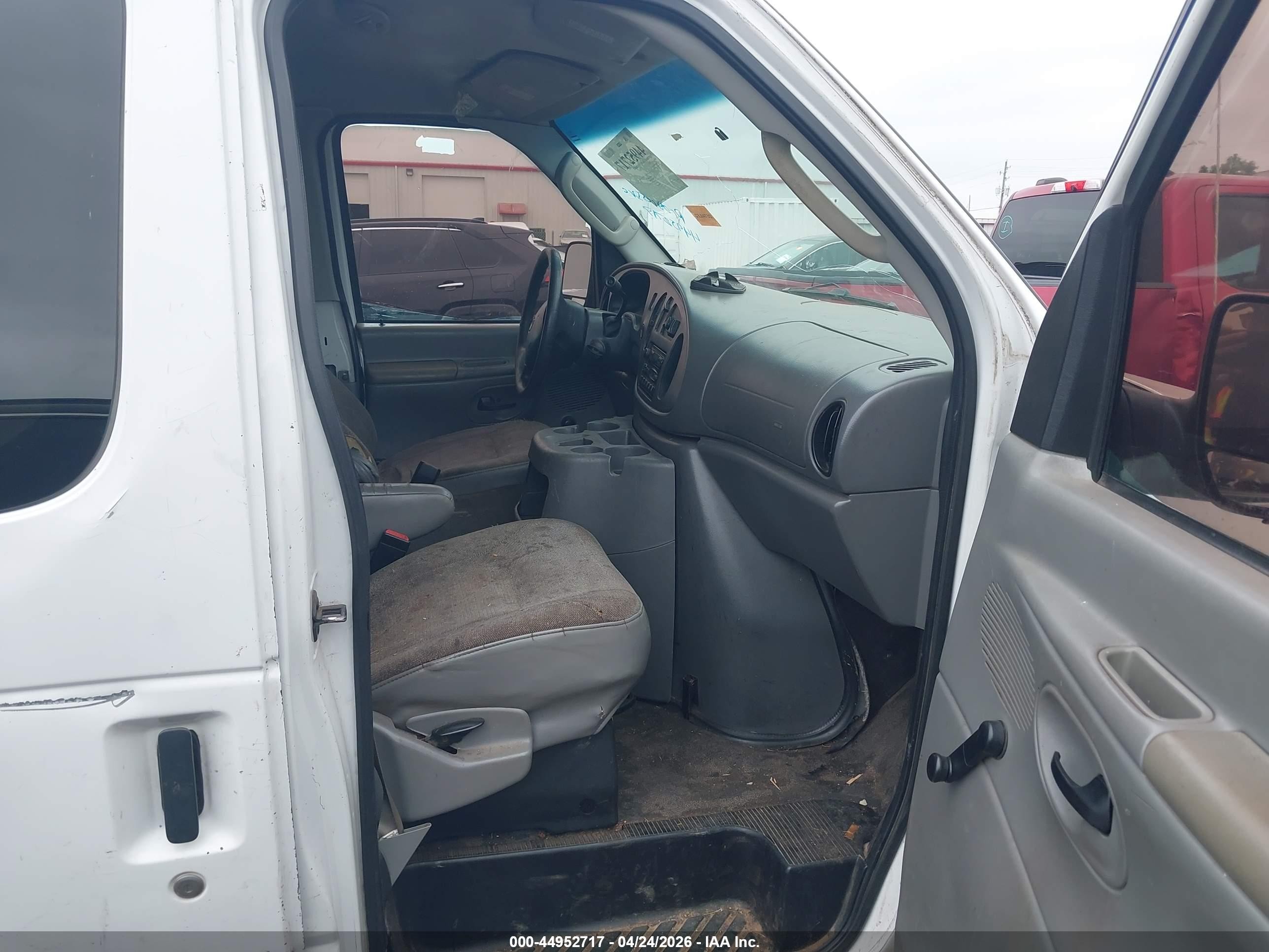 2004 Ford E-150 Commercial/recreational Белый vin: 1FTRE14W64HB41949