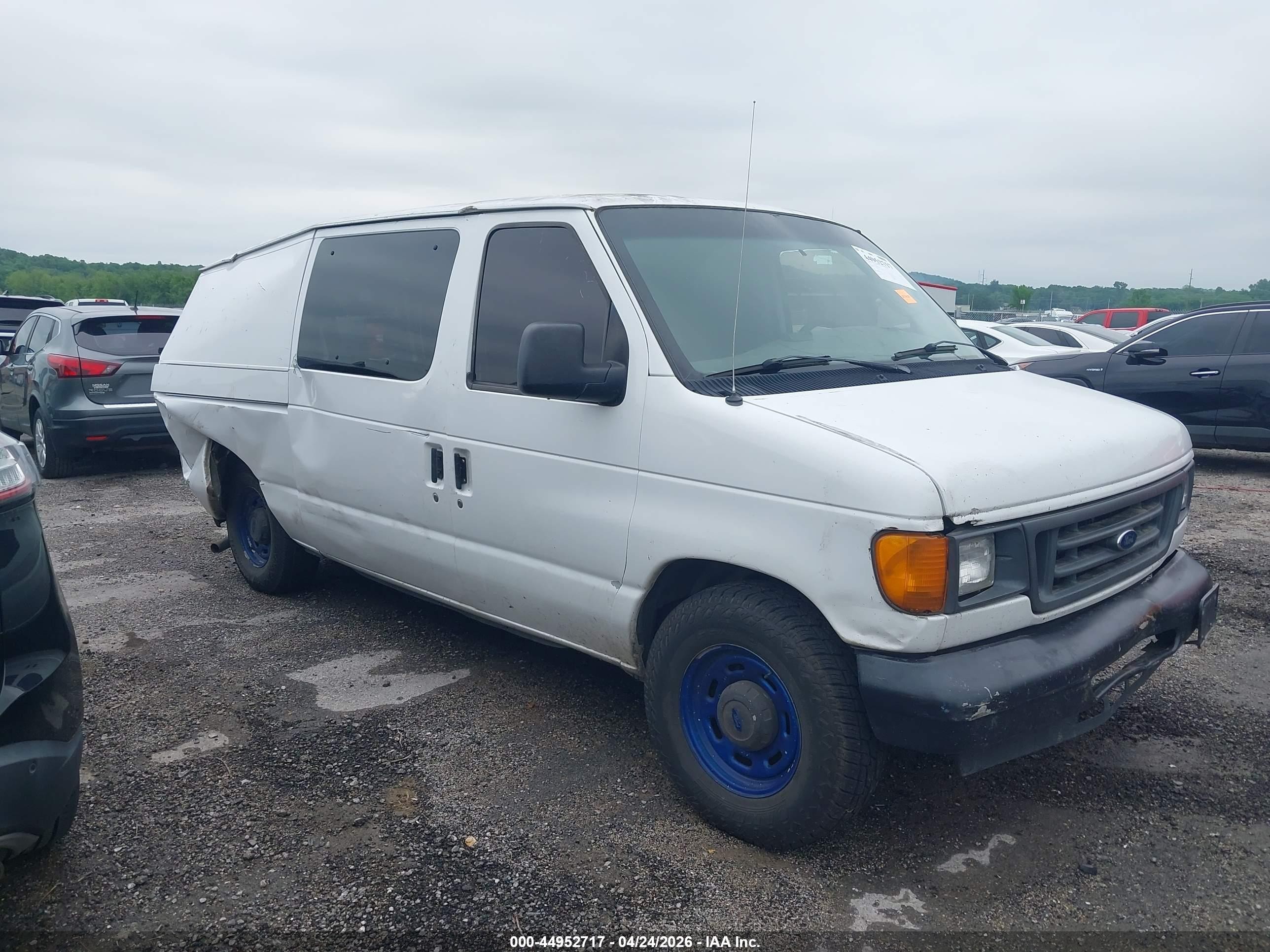 2004 Ford E-150 Commercial/recreational Белый vin: 1FTRE14W64HB41949