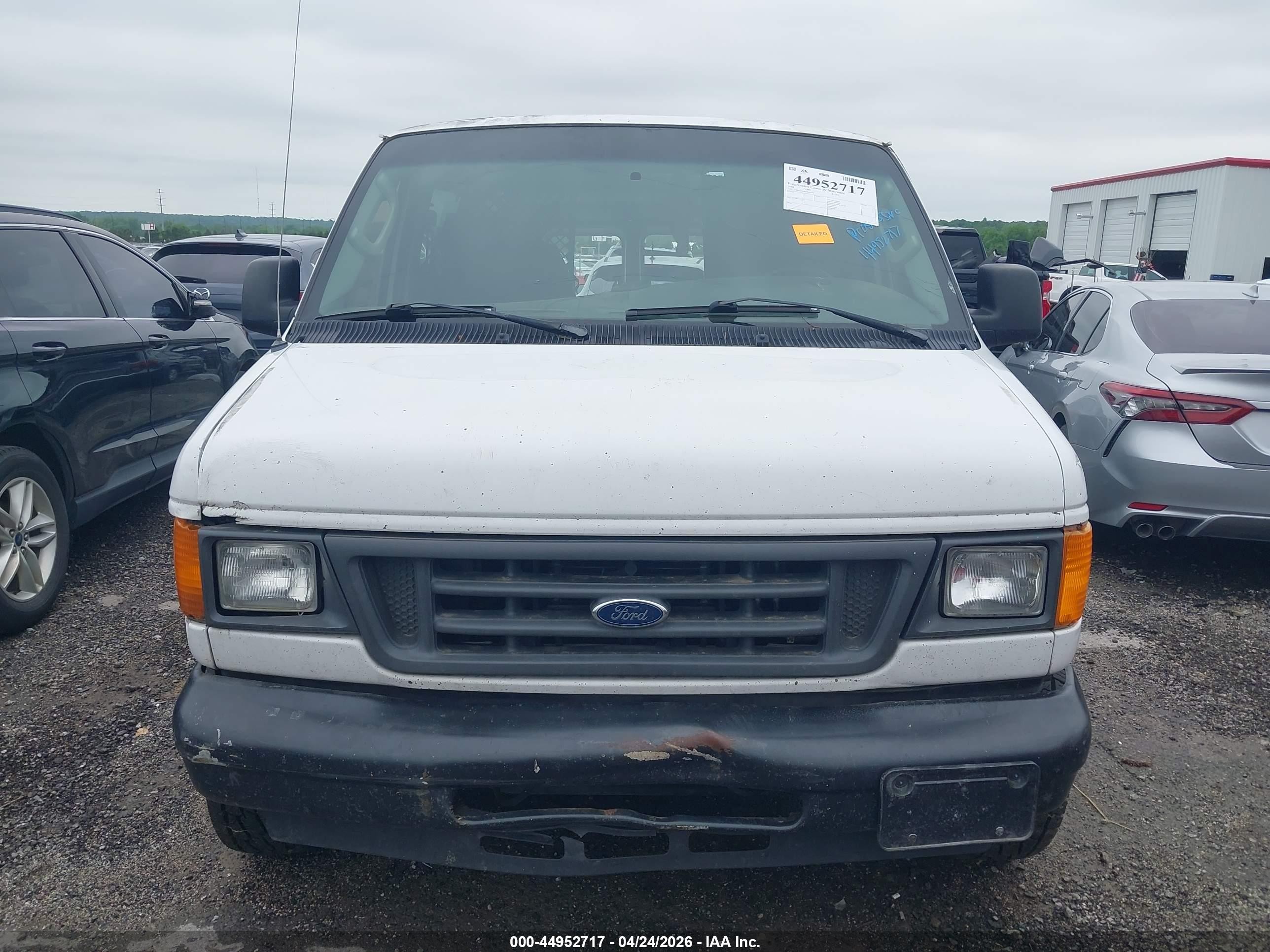 2004 Ford E-150 Commercial/recreational Белый vin: 1FTRE14W64HB41949