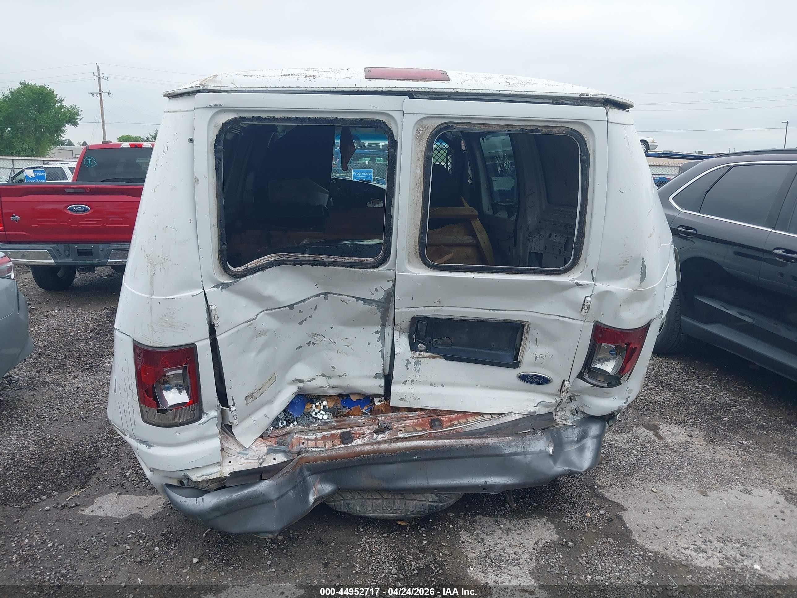 2004 Ford E-150 Commercial/recreational Белый vin: 1FTRE14W64HB41949