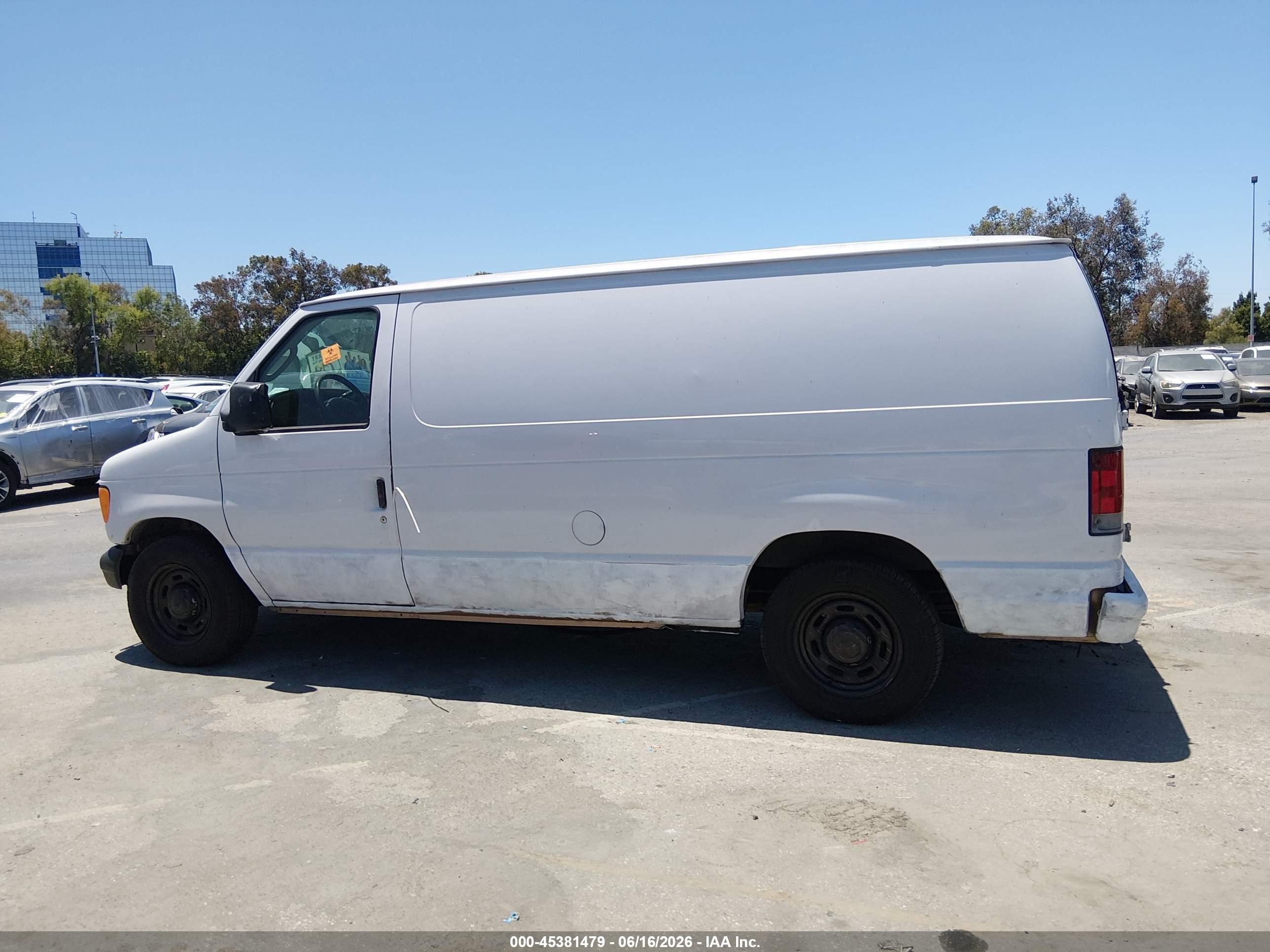 2005 Ford E-150   White vin: 1FTRE14W65HA89031