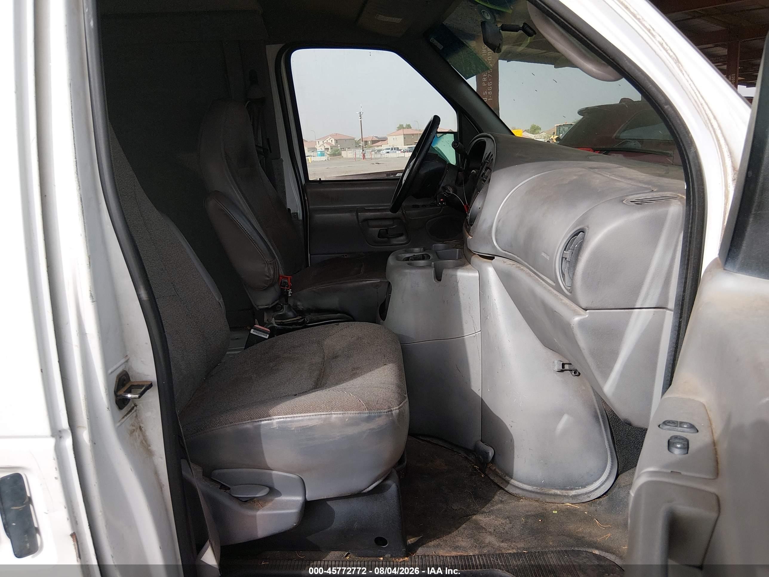 2001 Ford E-150 Commercial/recreational White vin: 1FTRE14W81HA89820