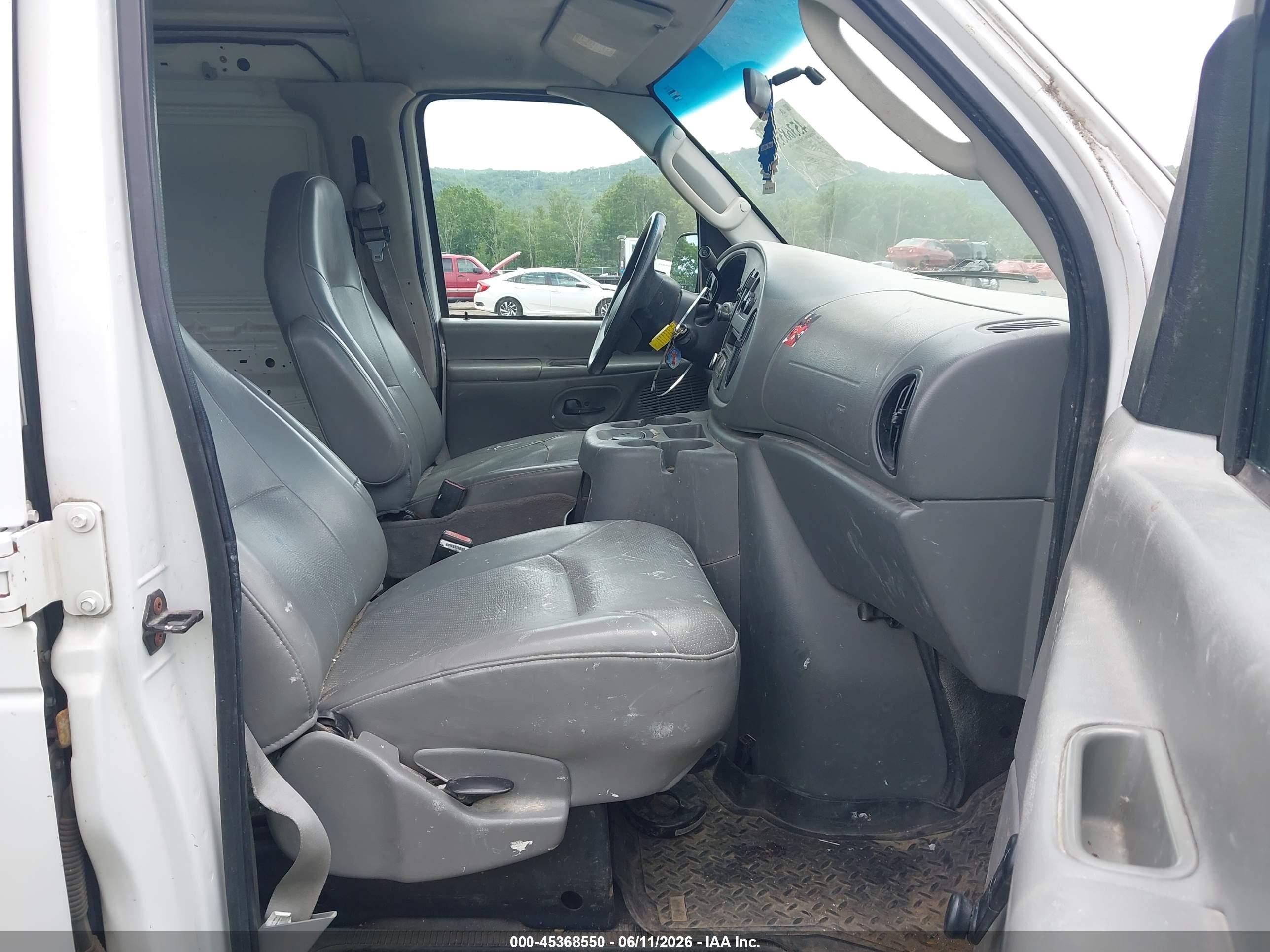 2004 Ford E-150 Commercial/recreational Белый vin: 1FTRE14W84HA93791