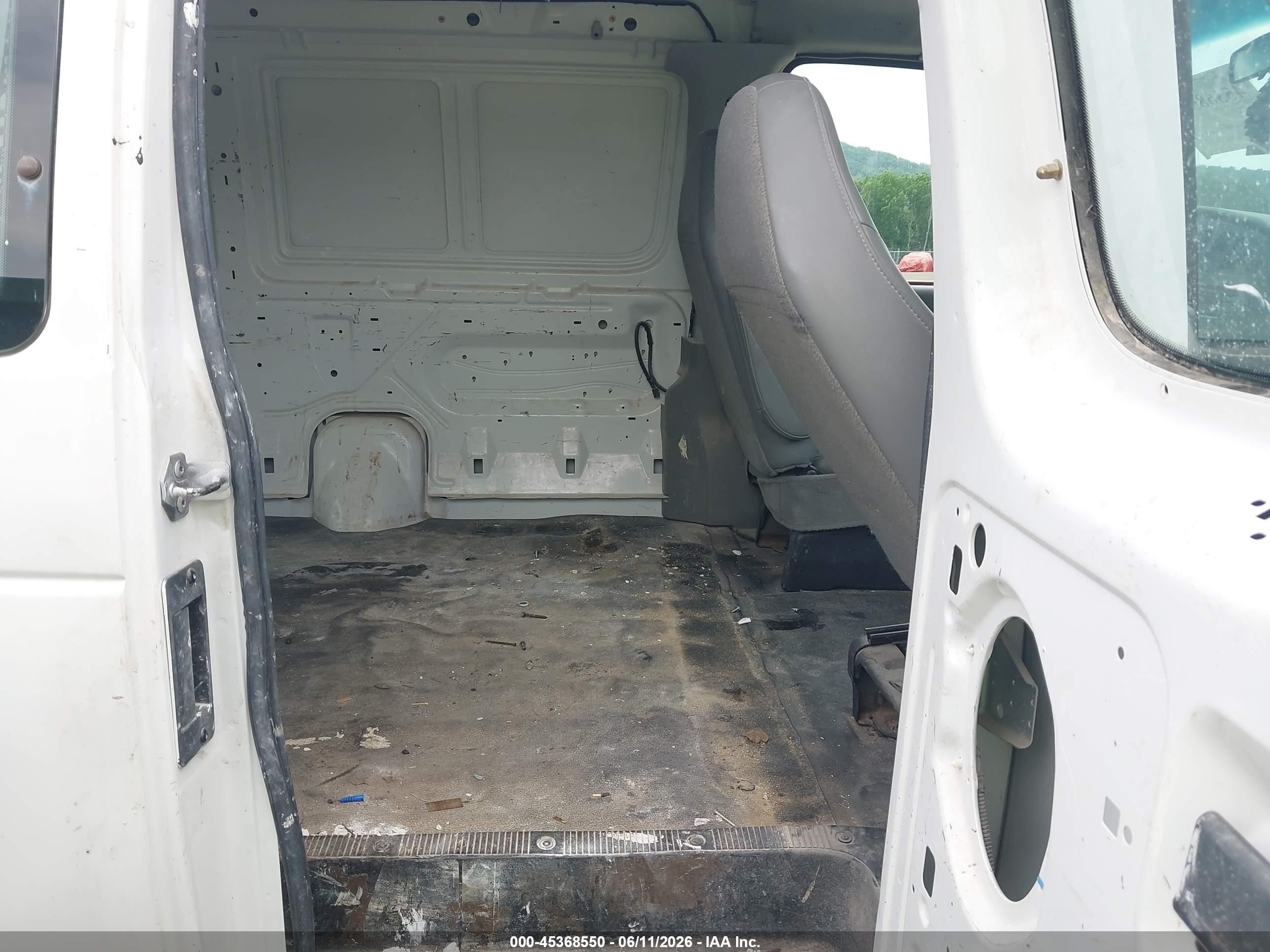 2004 Ford E-150 Commercial/recreational Белый vin: 1FTRE14W84HA93791