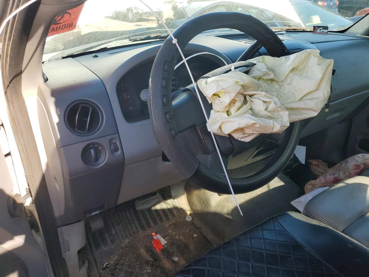2005 Ford F150 White vin: 1FTRF12205NC09890