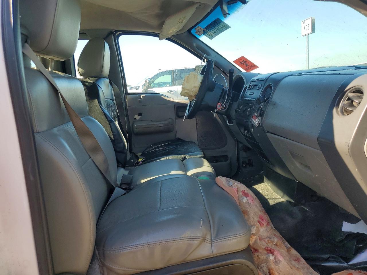 2005 Ford F150 White vin: 1FTRF12205NC09890