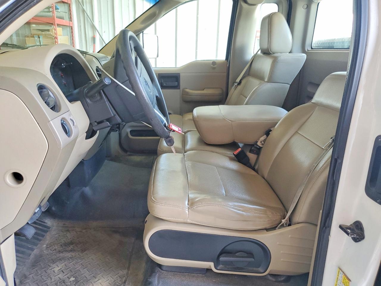 2008 Ford F150 White vin: 1FTRF12208KC88077