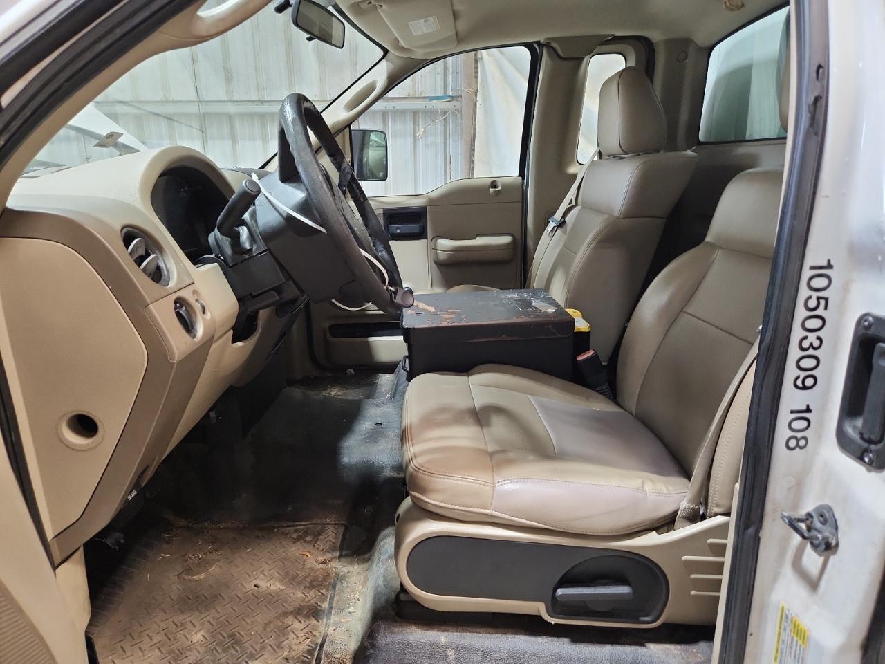 2008 Ford F150 Белый vin: 1FTRF12208KD78426 Damage: Front Center Armrest, Aftermarket, Acceptable