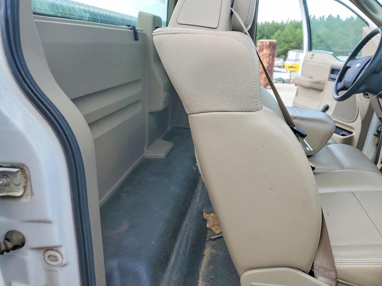 2008 Ford F150 White vin: 1FTRF12238KB62960