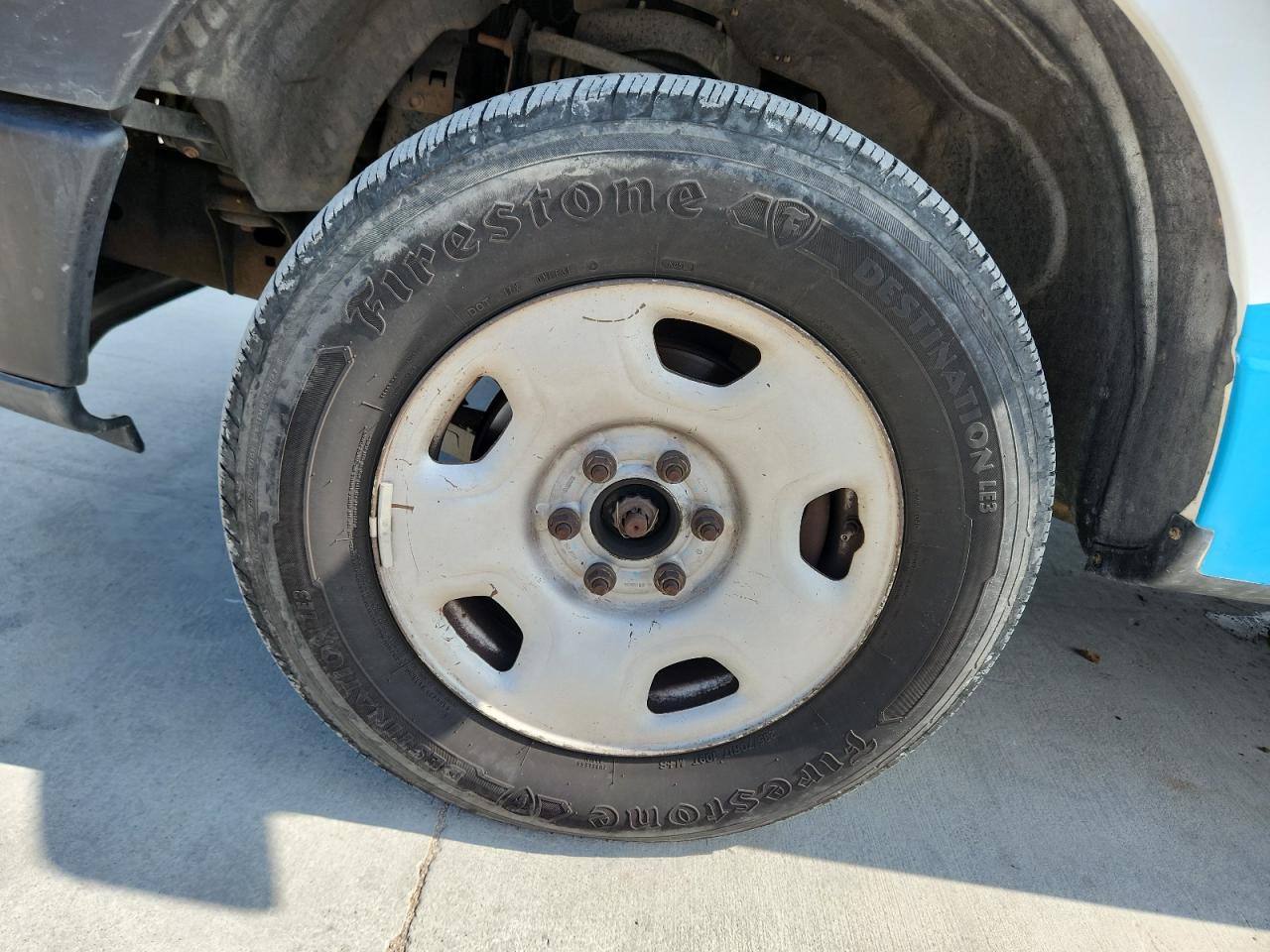 2008 Ford F150 White vin: 1FTRF12238KB70024 Damage: Left Front Wheel, Heavy Scratch, > 12 Inches