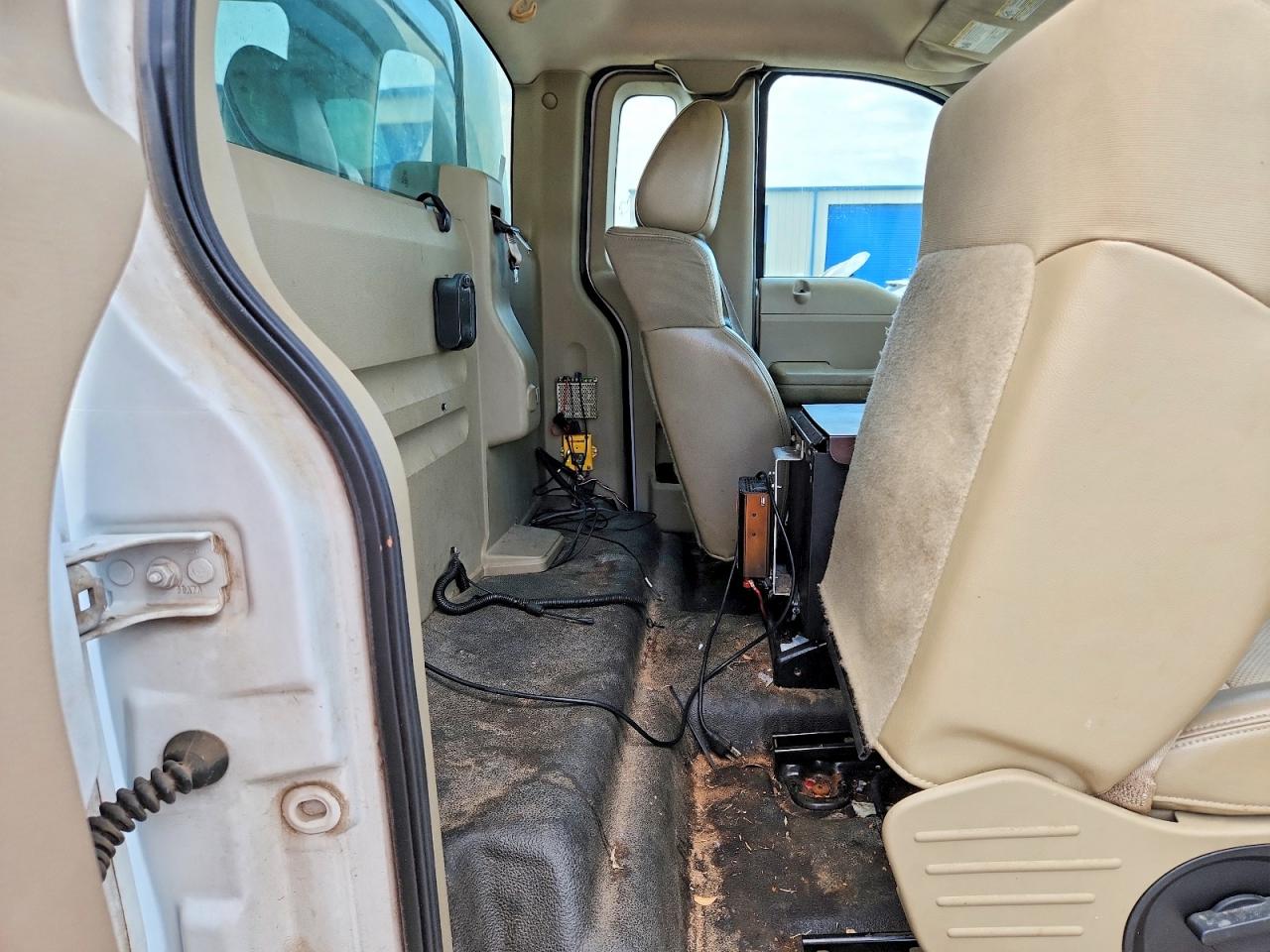 2008 Ford F150 White vin: 1FTRF12238KB70024