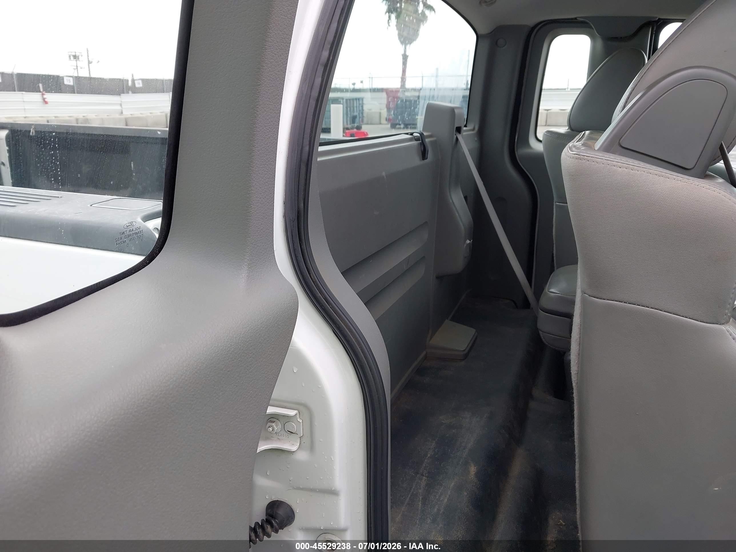 2007 Ford F-150 Stx/xl/xlt White vin: 1FTRF12257KC82404