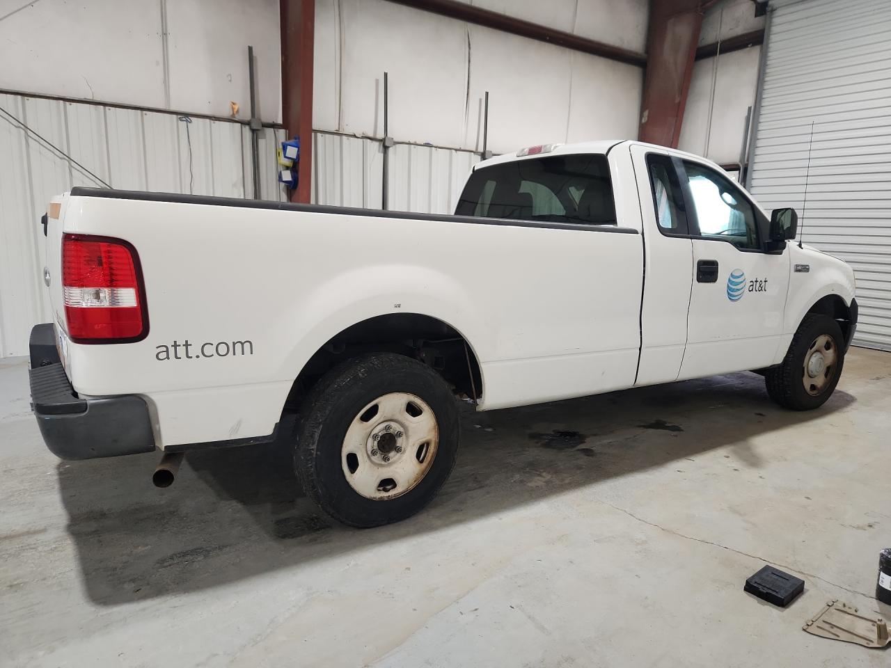 2008 Ford F150 White vin: 1FTRF12258KB62880 Damage: Right Bed Side, Heavy Scratch, 1/2 To 1 Inch